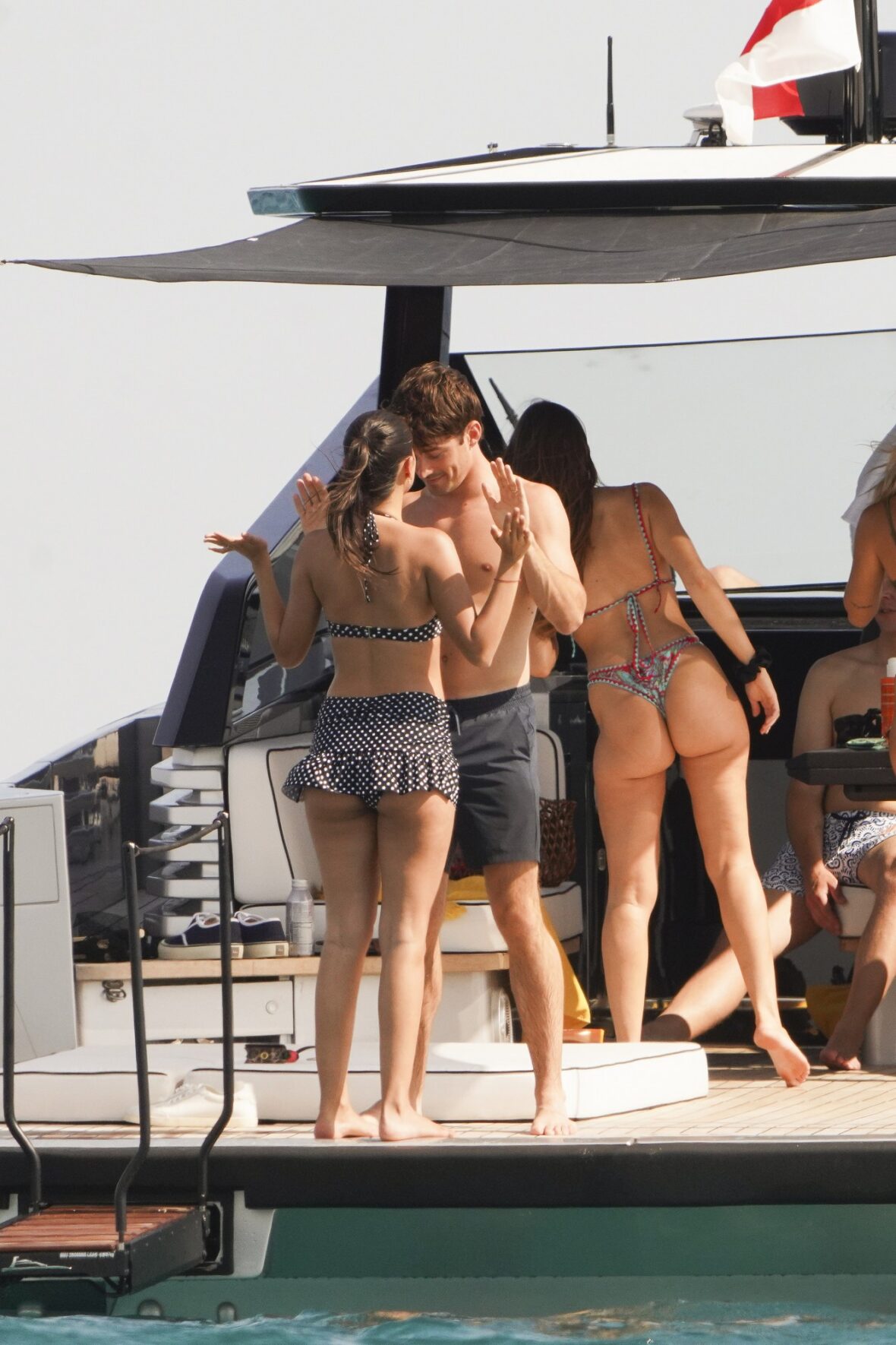 Charles Leclerc e Alexandra Saint Mleux a bordo de um barco em Saint-Tropez