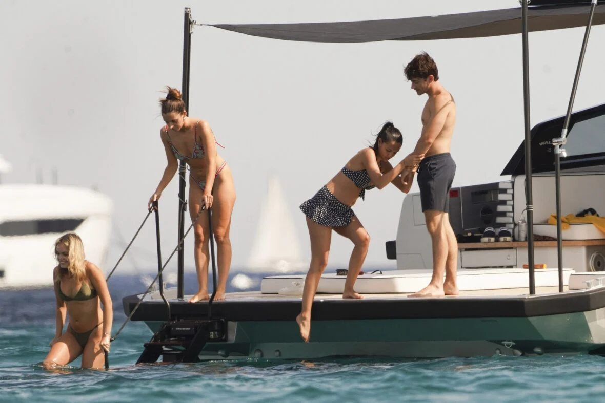 Charles Leclerc e Alexandra Saint Mleux a bordo de um barco em Saint-Tropez