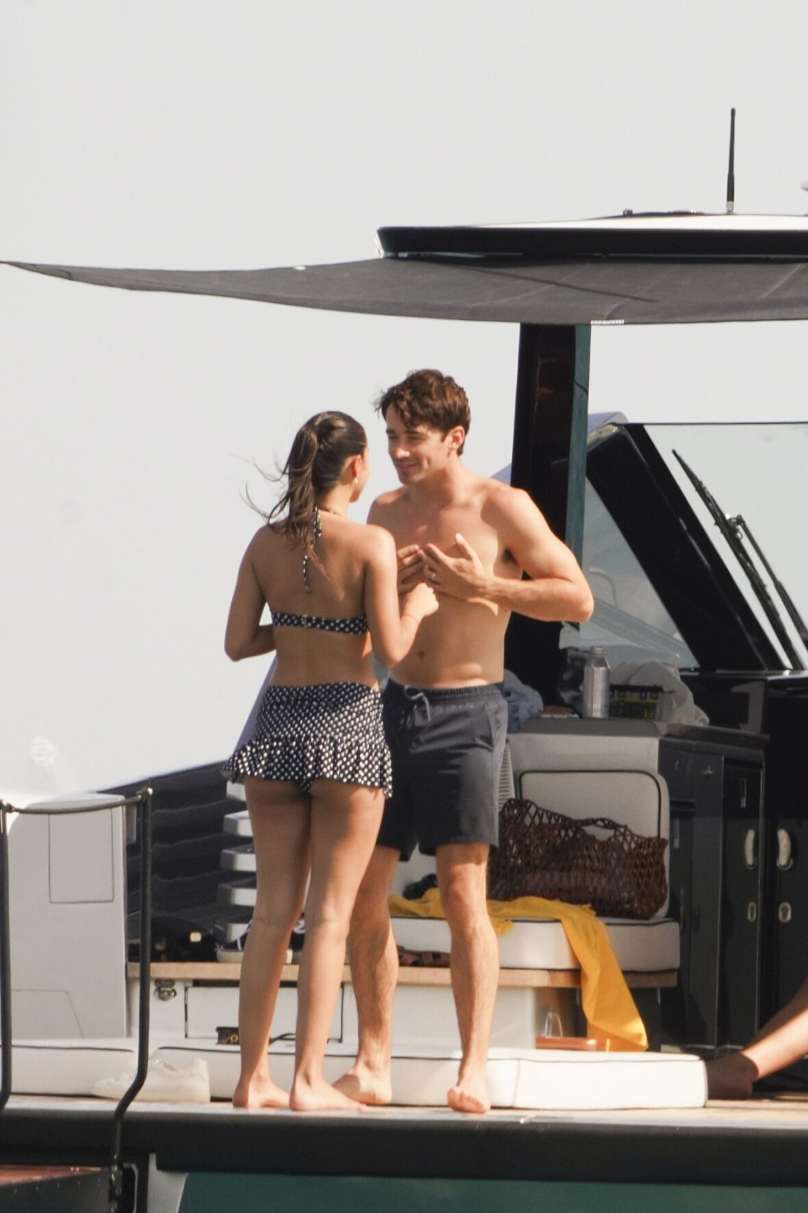 Charles Leclerc e Alexandra Saint Mleux a bordo de um barco em Saint-Tropez