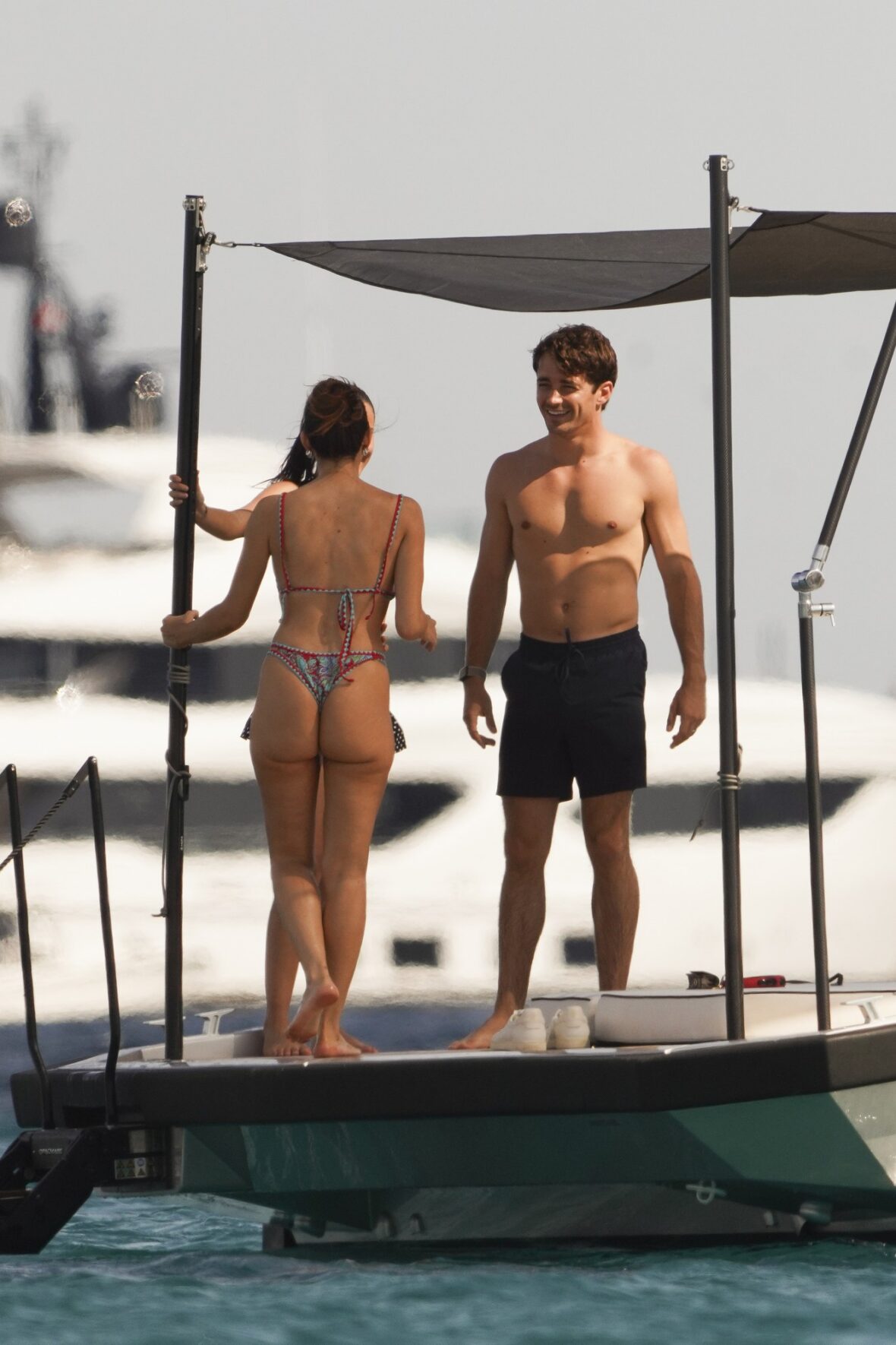 Charles Leclerc e Alexandra Saint Mleux a bordo de um barco em Saint-Tropez