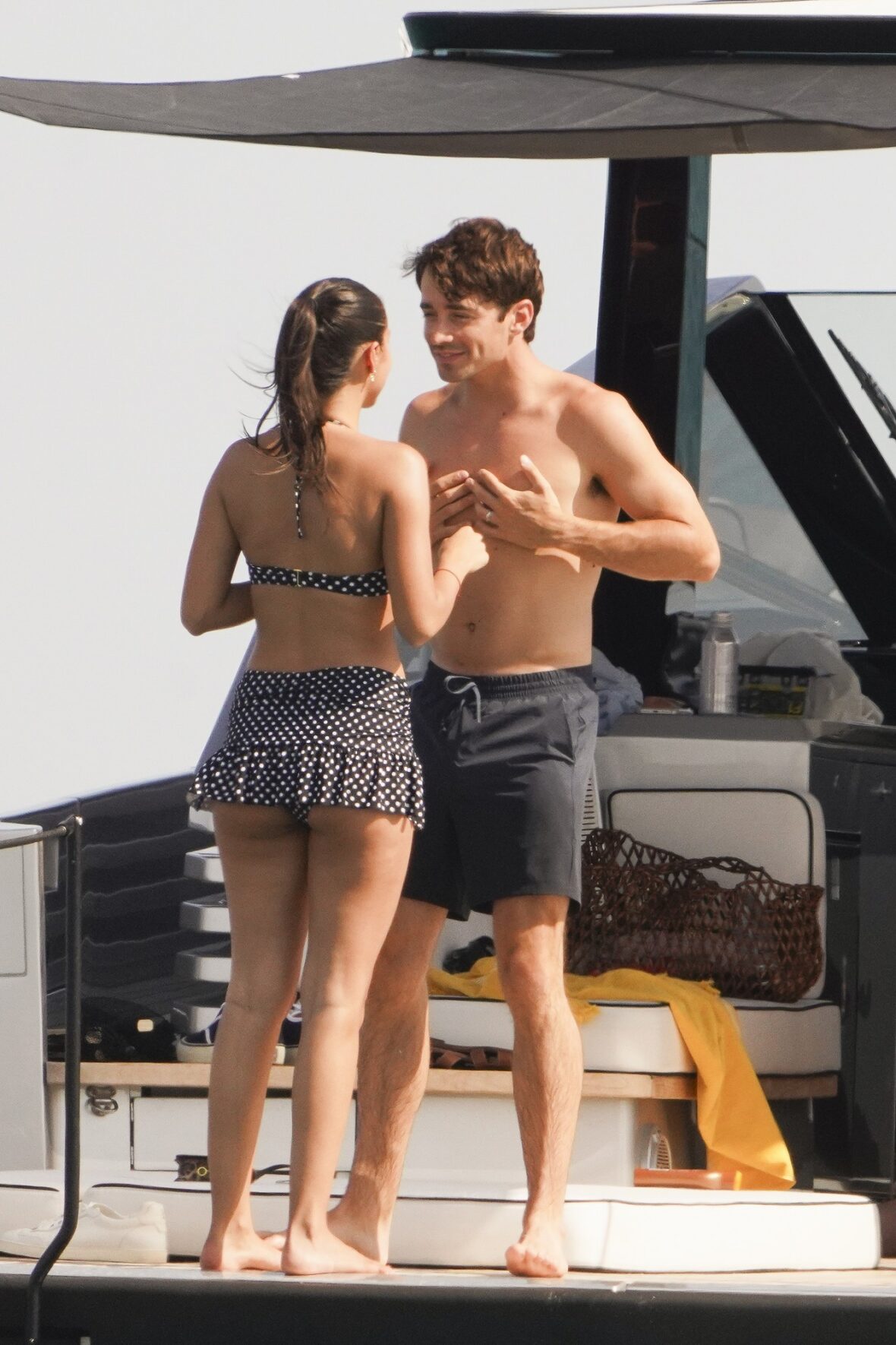Charles Leclerc e Alexandra Saint Mleux a bordo de um barco em Saint-Tropez