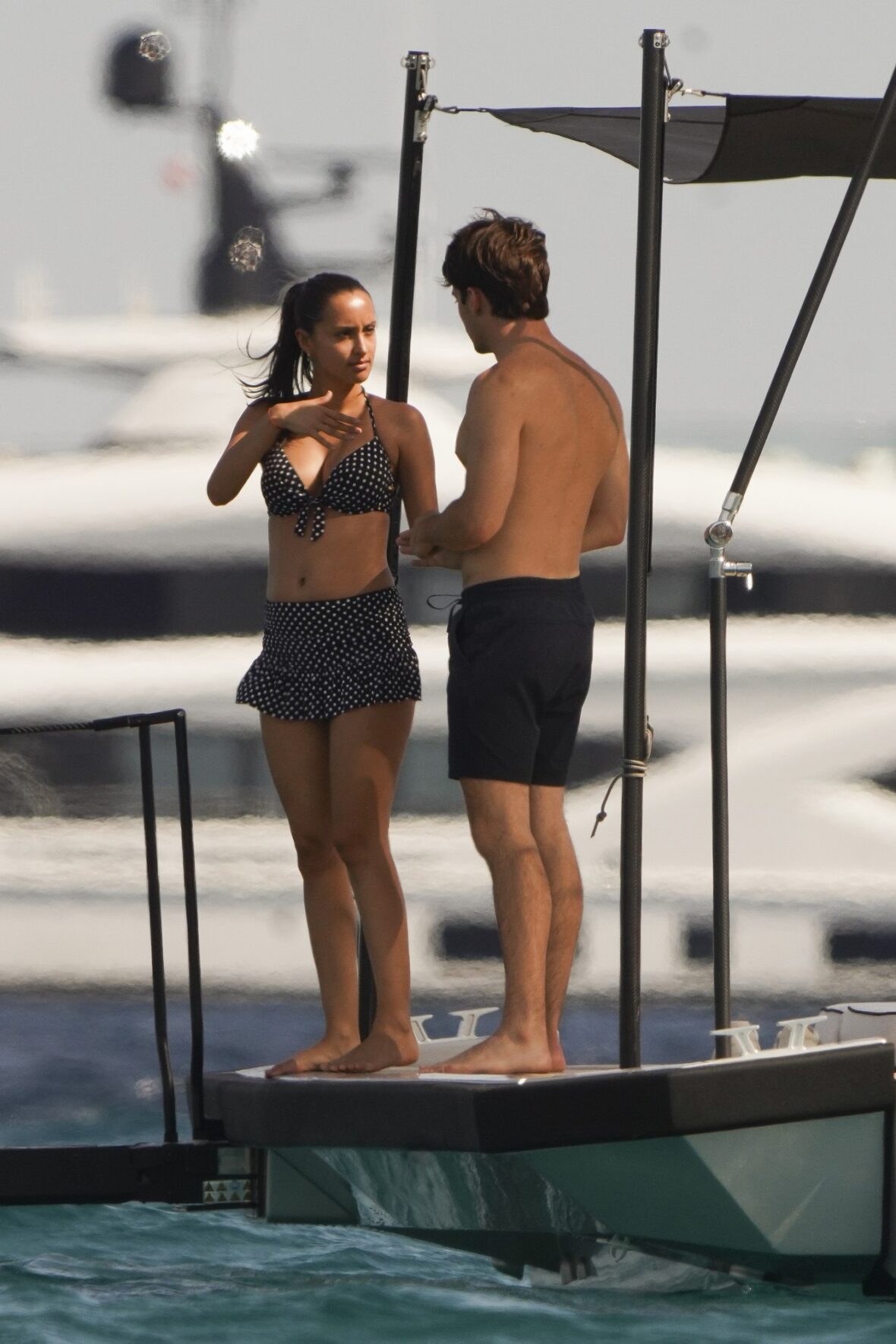 Charles Leclerc e Alexandra Saint Mleux a bordo de um barco em Saint-Tropez