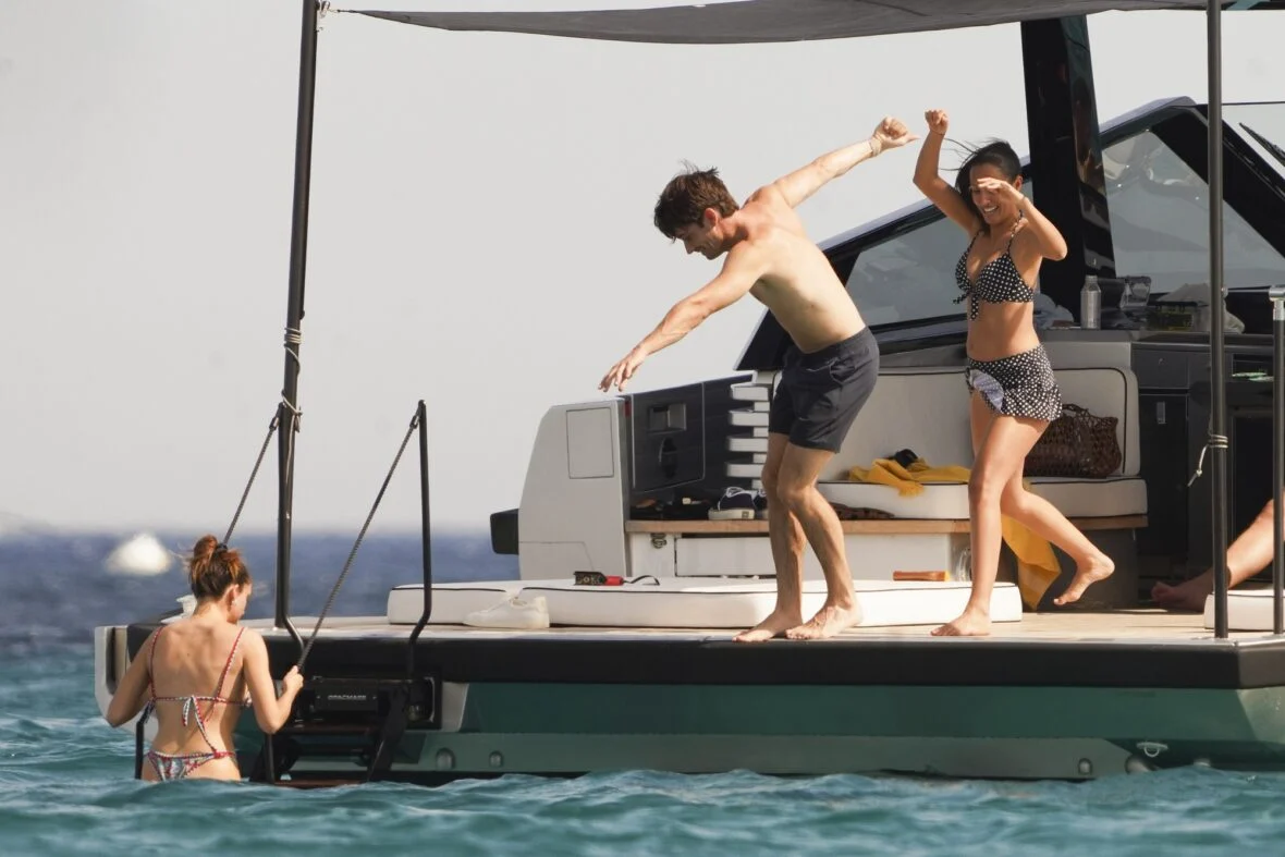 Charles Leclerc salta de barco em Saint-Tropez