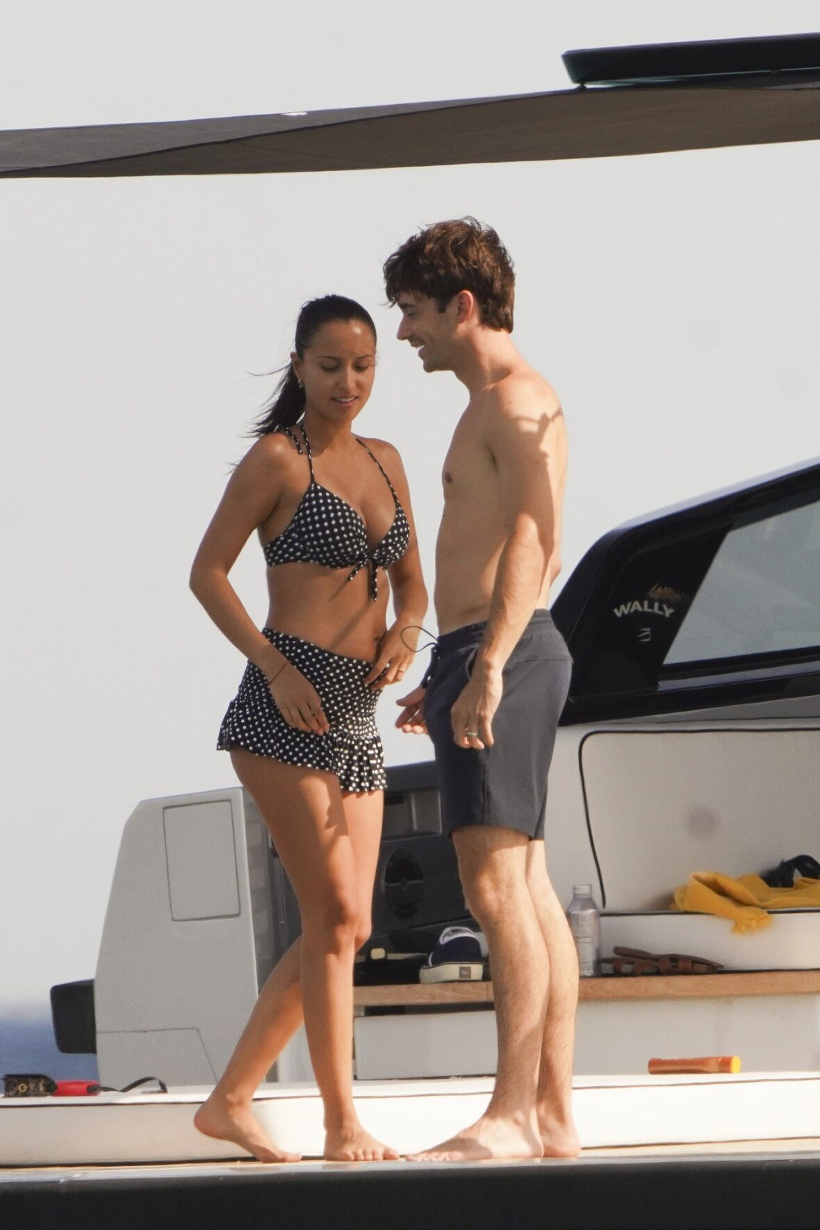 Charles Leclerc e Alexandra Saint Mleux a bordo de um barco em Saint-Tropez