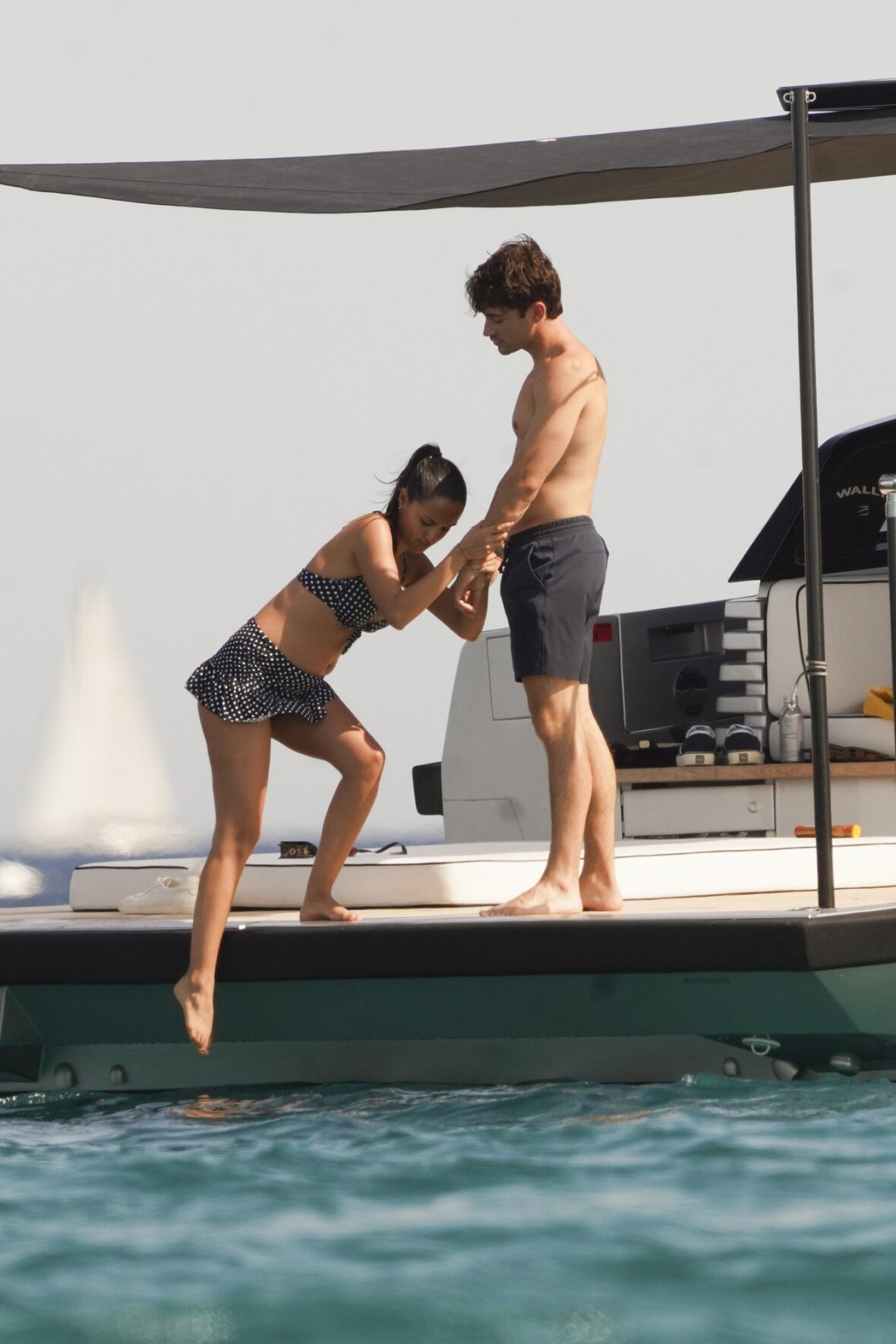 Charles Leclerc e Alexandra Saint Mleux a bordo de um barco em Saint-Tropez
