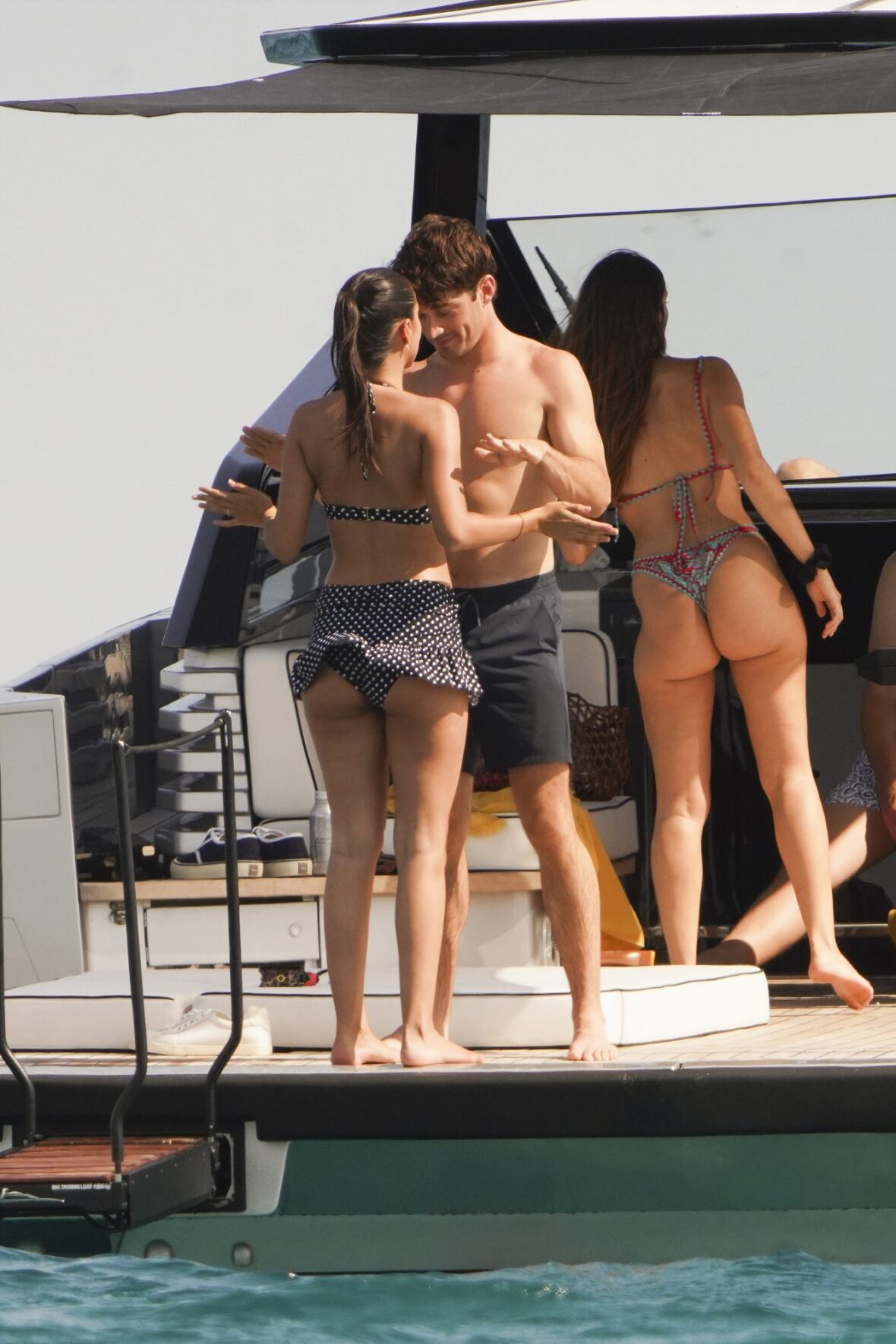 Charles Leclerc e Alexandra Saint Mleux a bordo de um barco em Saint-Tropez