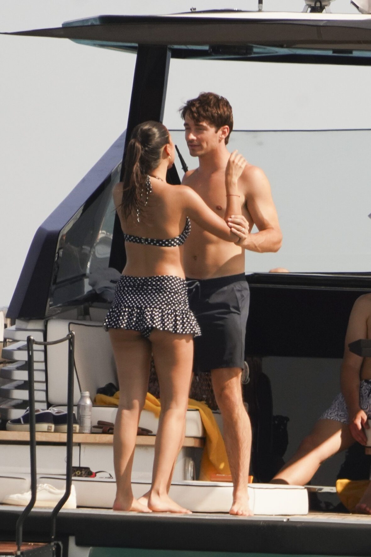 Charles Leclerc e Alexandra Saint Mleux a bordo de um barco em Saint-Tropez