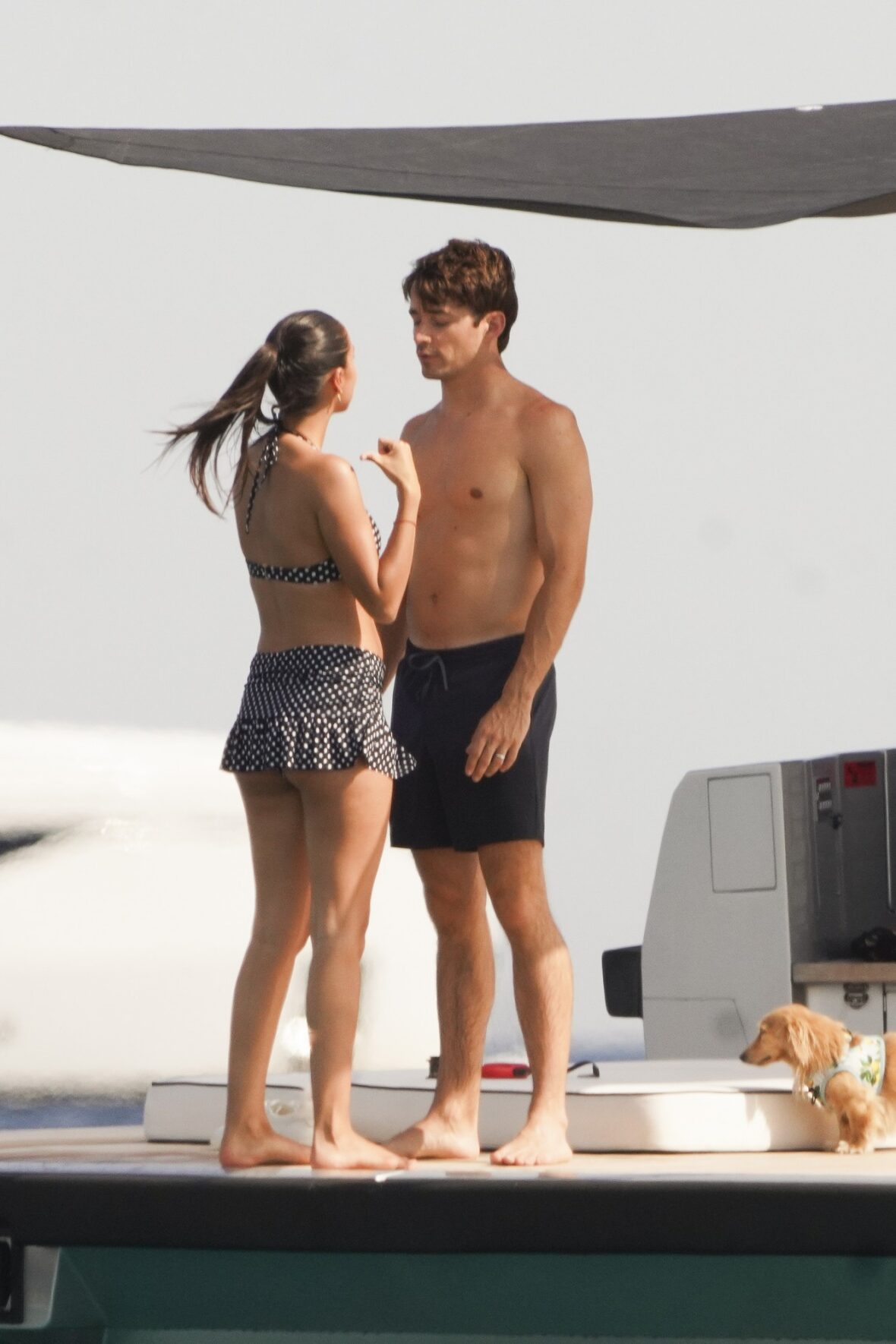 Charles Leclerc e Alexandra Saint Mleux a bordo de um barco em Saint-Tropez