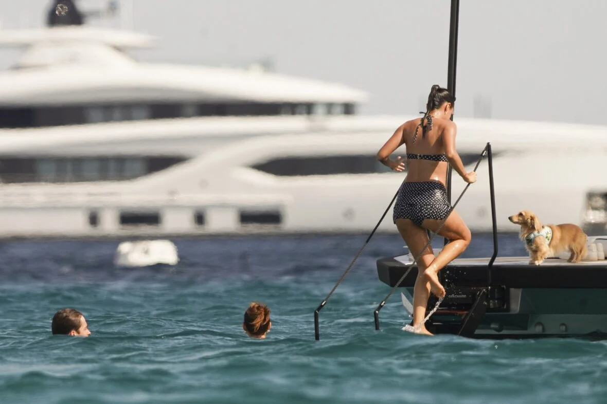 Alexandra Saint Mleux gest em um barco em Saint-Tropez