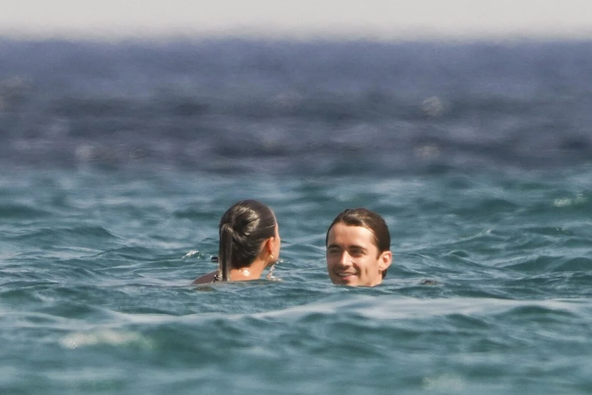 Charles Leclerc e Alexandra Saint Mleux nadam na água em Saint-Tropez