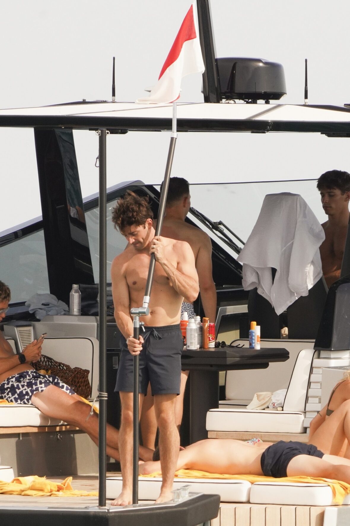 Charles Leclerc e amigos a bordo de um barco em Saint-Tropez
