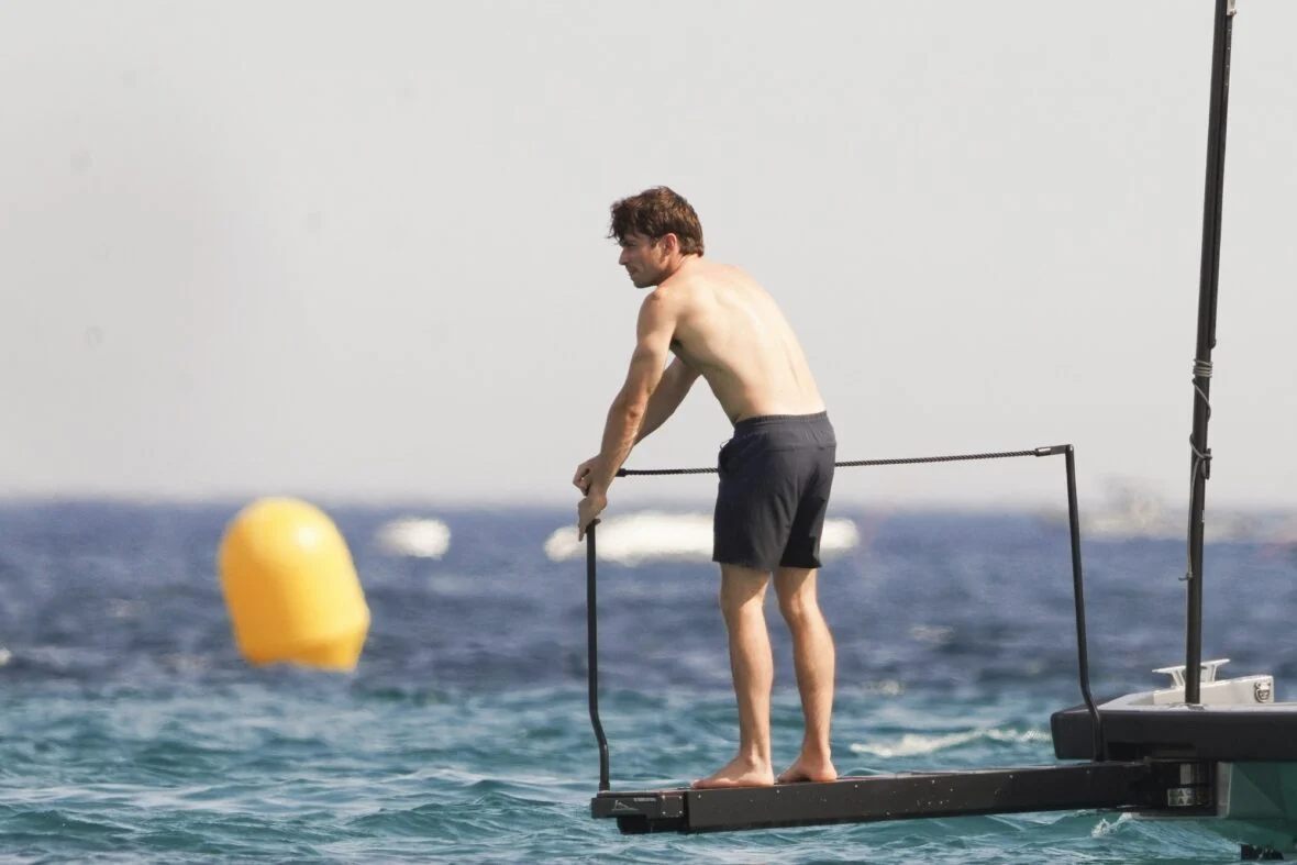 Charles Leclerc a bordo de um barco em Saint-Tropez