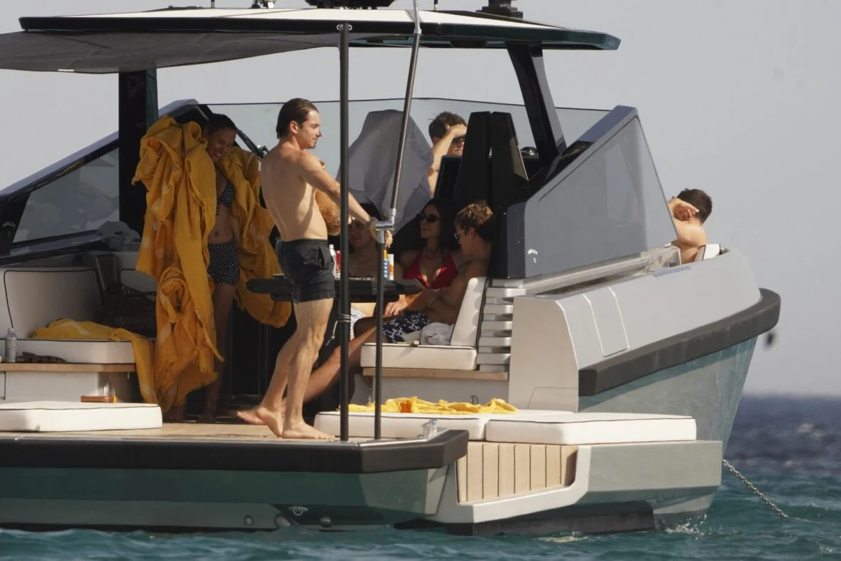 Charles Leclerc e Alexandra Saint Mleux a bordo de um barco em Saint-Tropez