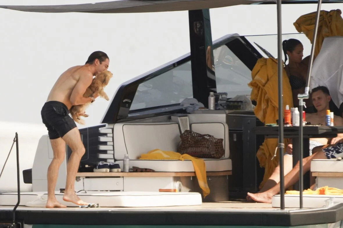 Charles Leclerc e o filhote Leo a bordo de um barco em Saint-Tropez