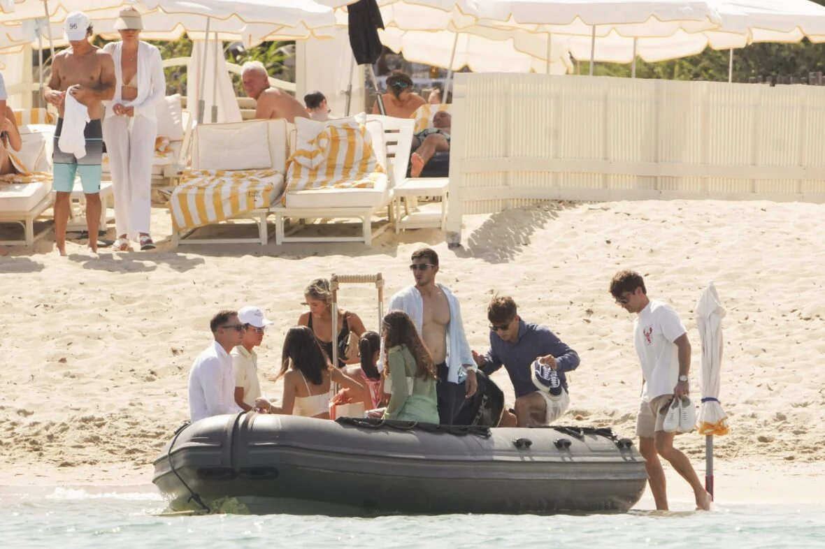 Charles Leclerc com amigos e familiares em Saint-Tropez