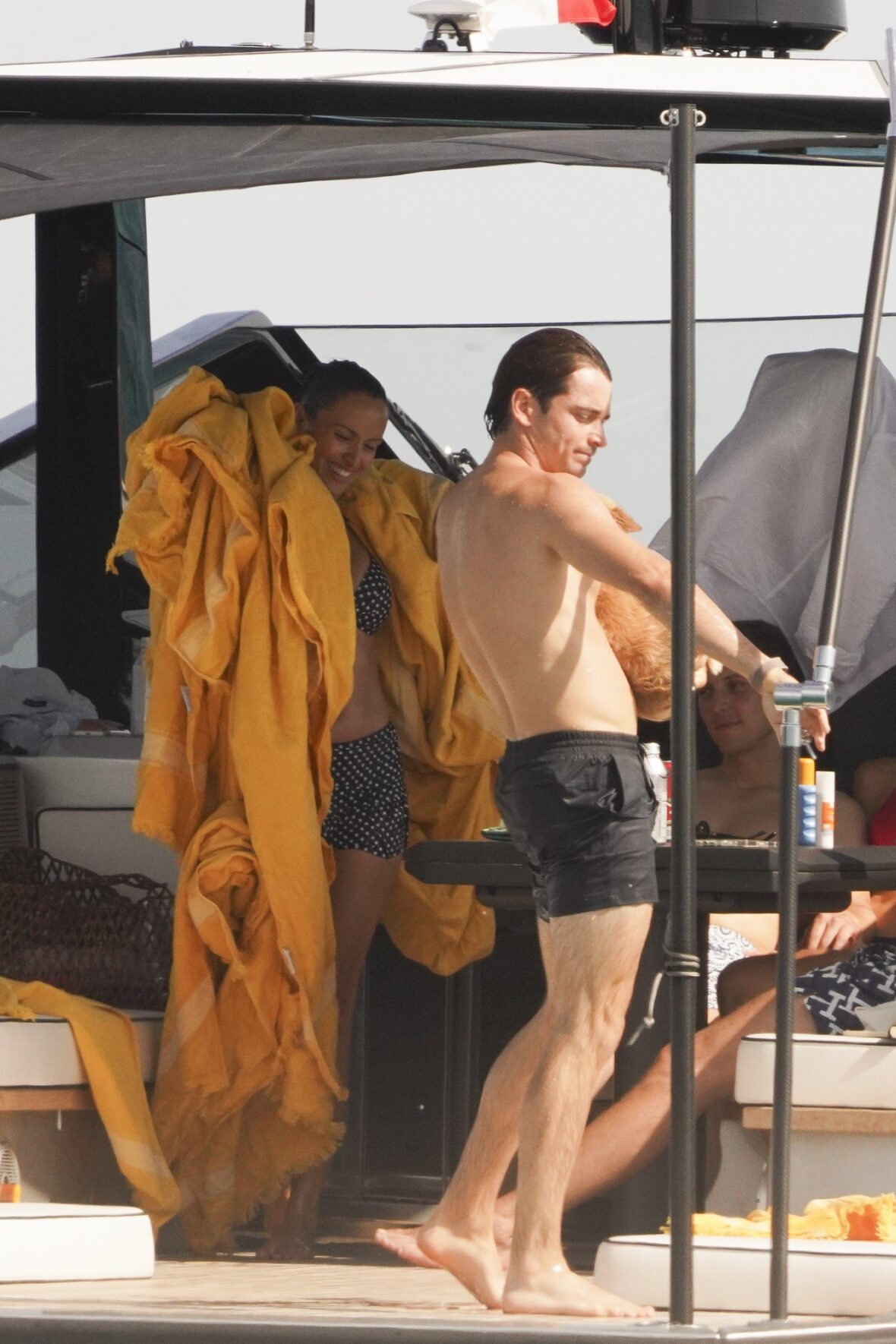 Charles Leclerc e Alexandra Saint Mleux a bordo de um barco em Saint-Tropez