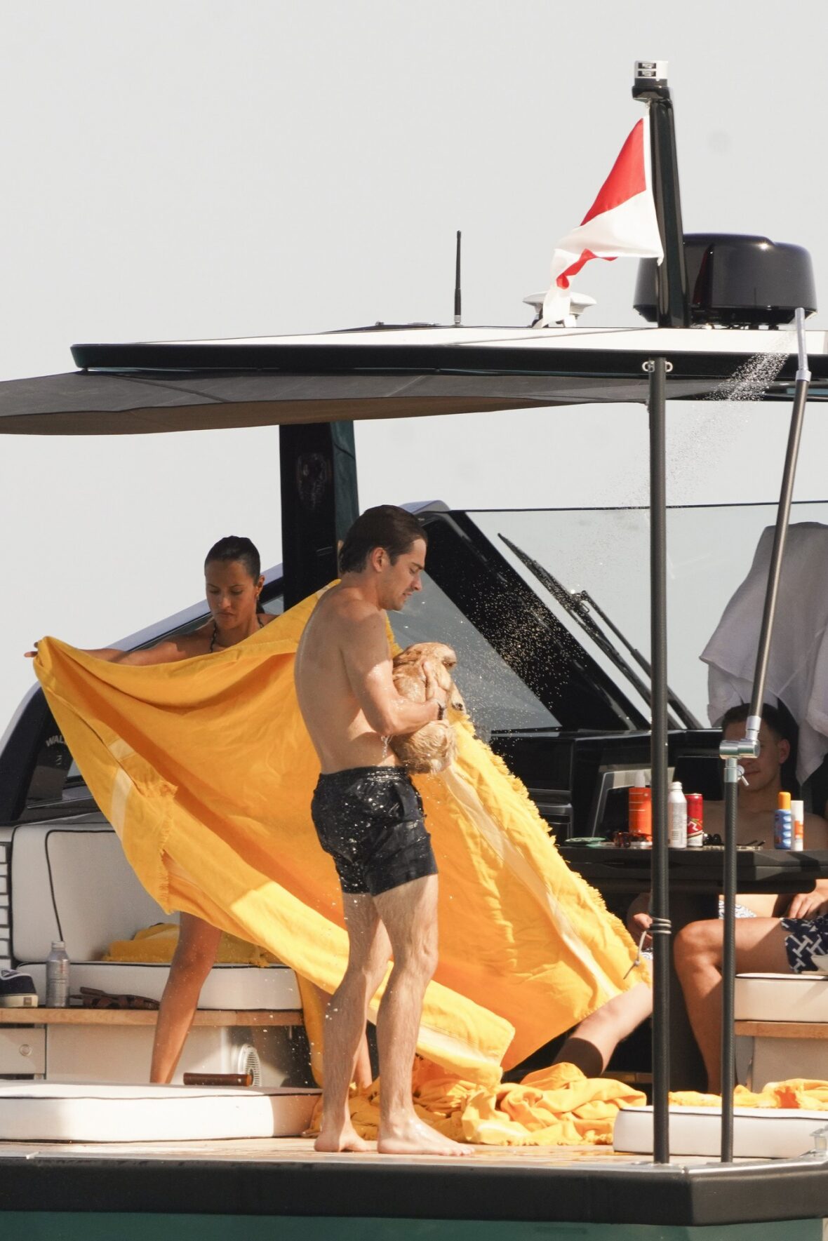 Charles Leclerc e Alexandra Saint Mleux a bordo de um barco em Saint-Tropez