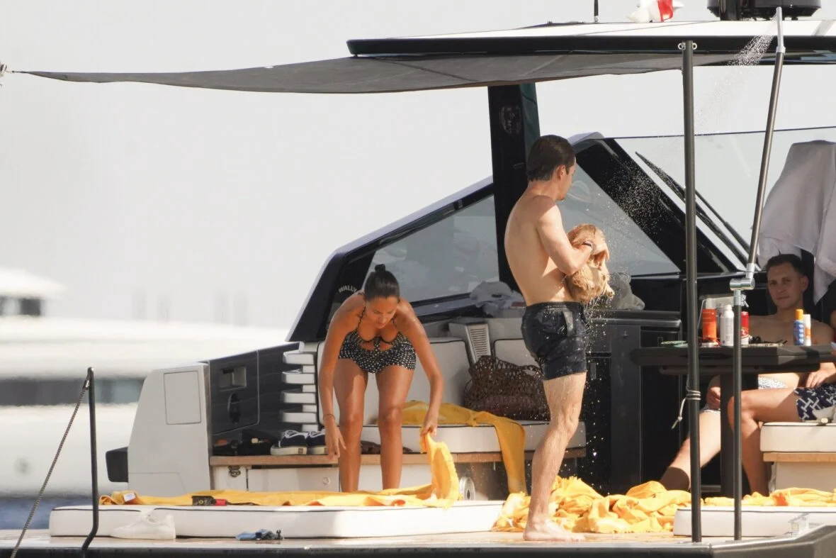 Charles Leclerc e Alexandra Saint Mleux a bordo de um barco em Saint-Tropez