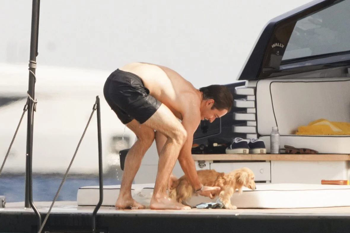 Charles Leclerc e o filhote Leo a bordo de um barco em Saint-Tropez