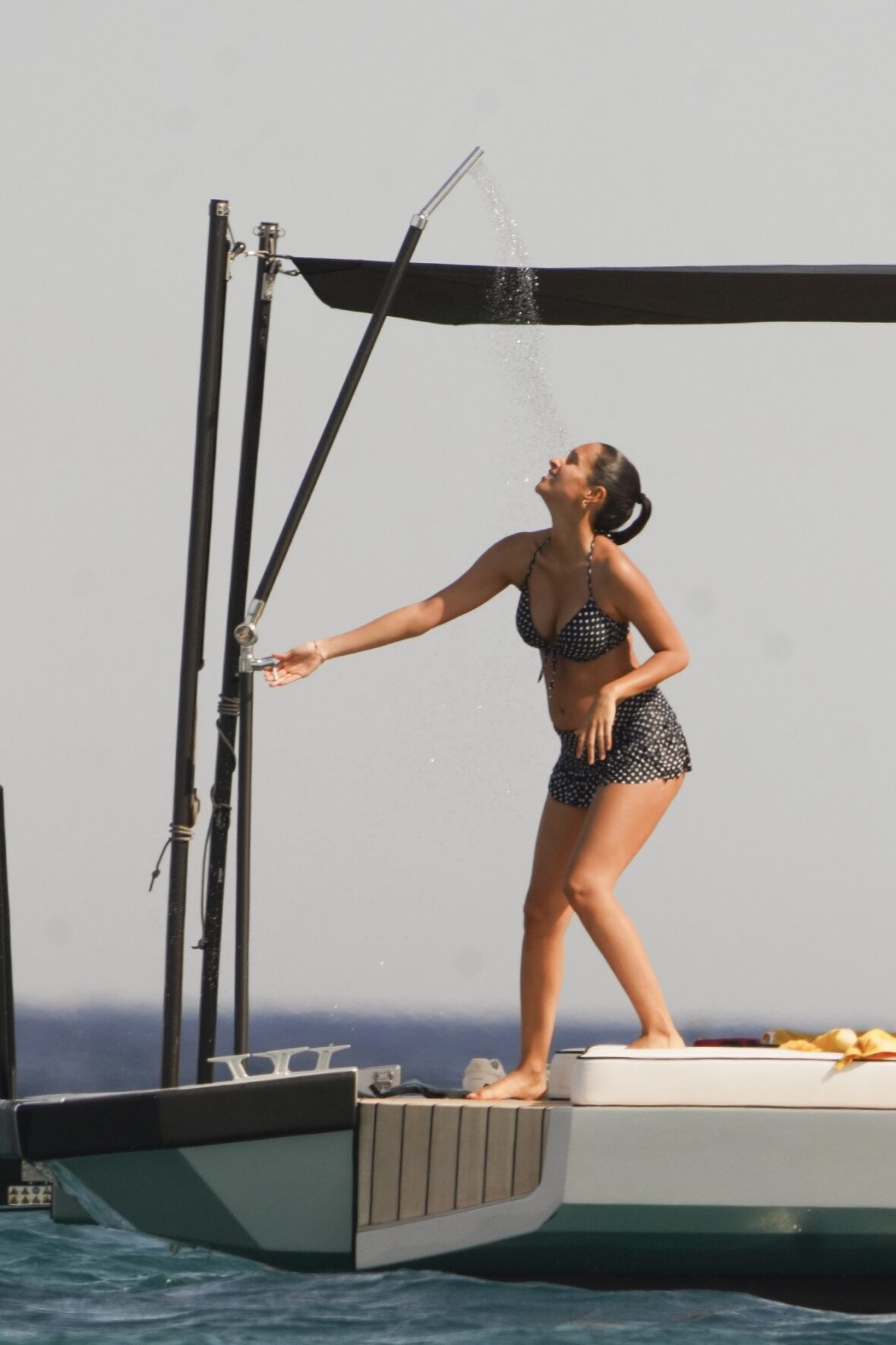 Alexandra Saint Mleux toma banho a bordo de um barco em Saint-Tropez