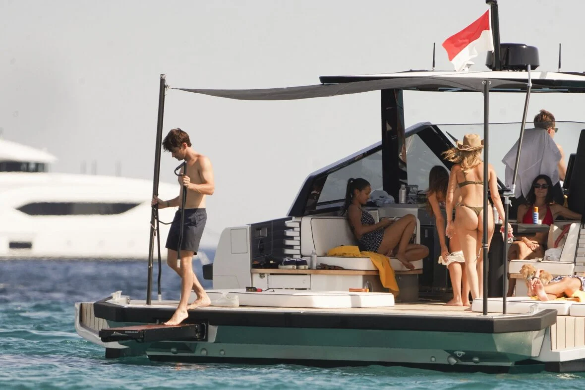 Charles Leclerc e Alexandra Saint Mleux a bordo de um barco em Saint-Tropez