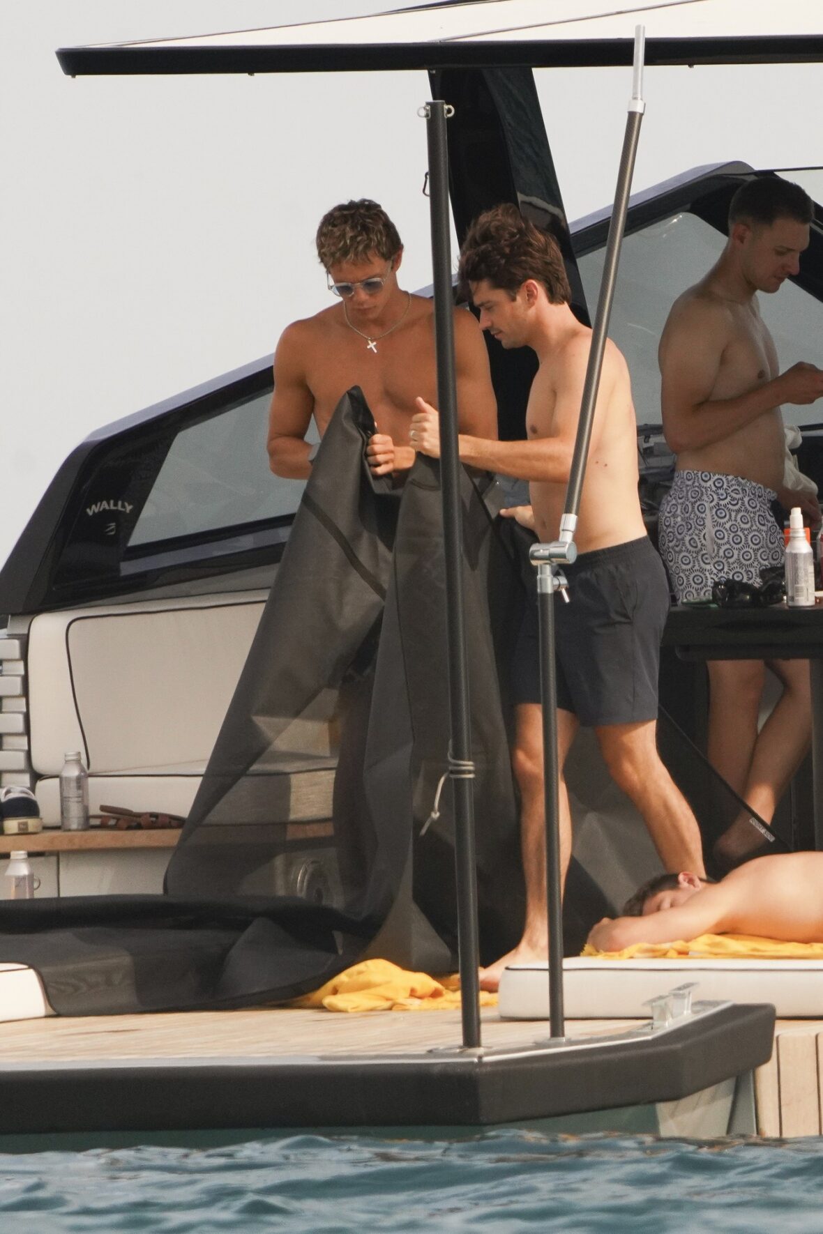 Charles Leclerc e amigos a bordo de um barco em Saint-Tropez