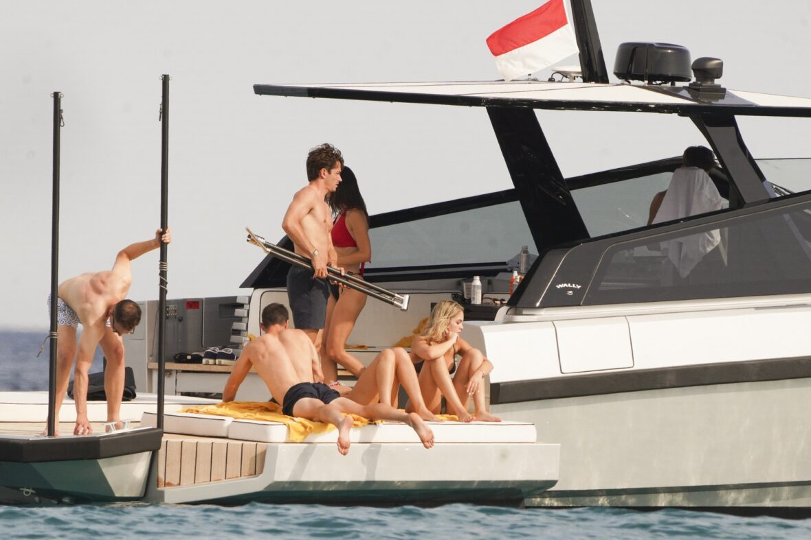 Charles Leclerc e amigos a bordo de um barco em Saint-Tropez