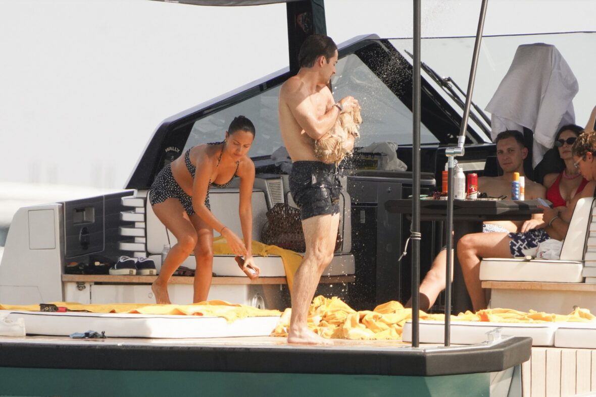 Charles Leclerc e o filhote Leo a bordo de um barco em Saint-Tropez