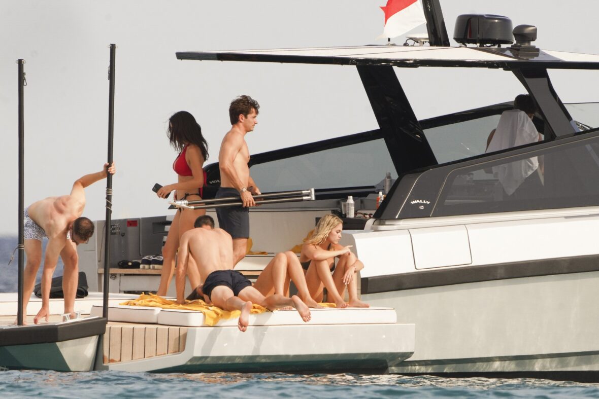 Charles Leclerc e amigos a bordo de um barco em Saint-Tropez