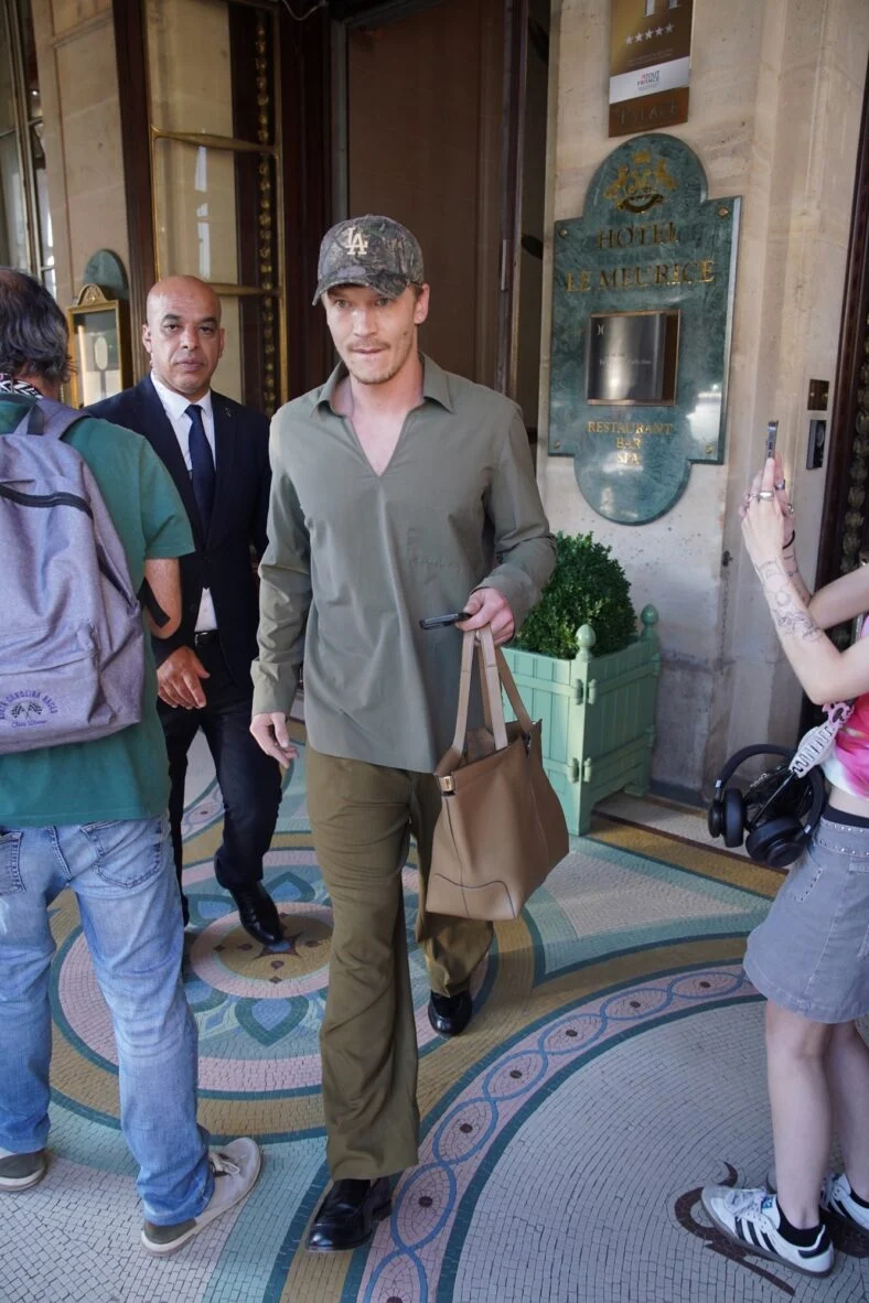 Connor Storrie saindo de seu hotel em Paris