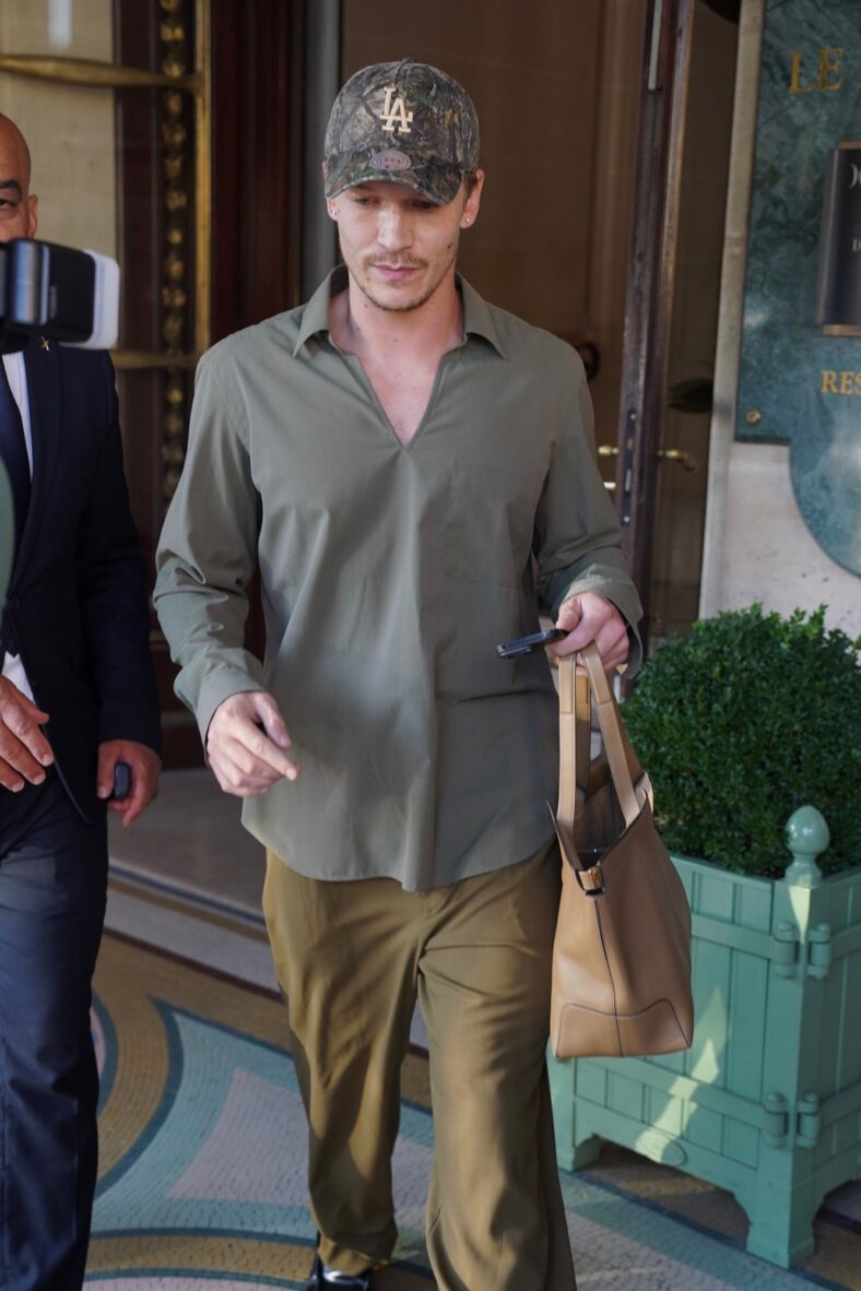 Connor Storrie saindo de seu hotel em Paris