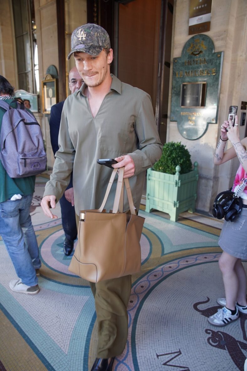 Connor Storrie saindo de seu hotel em Paris