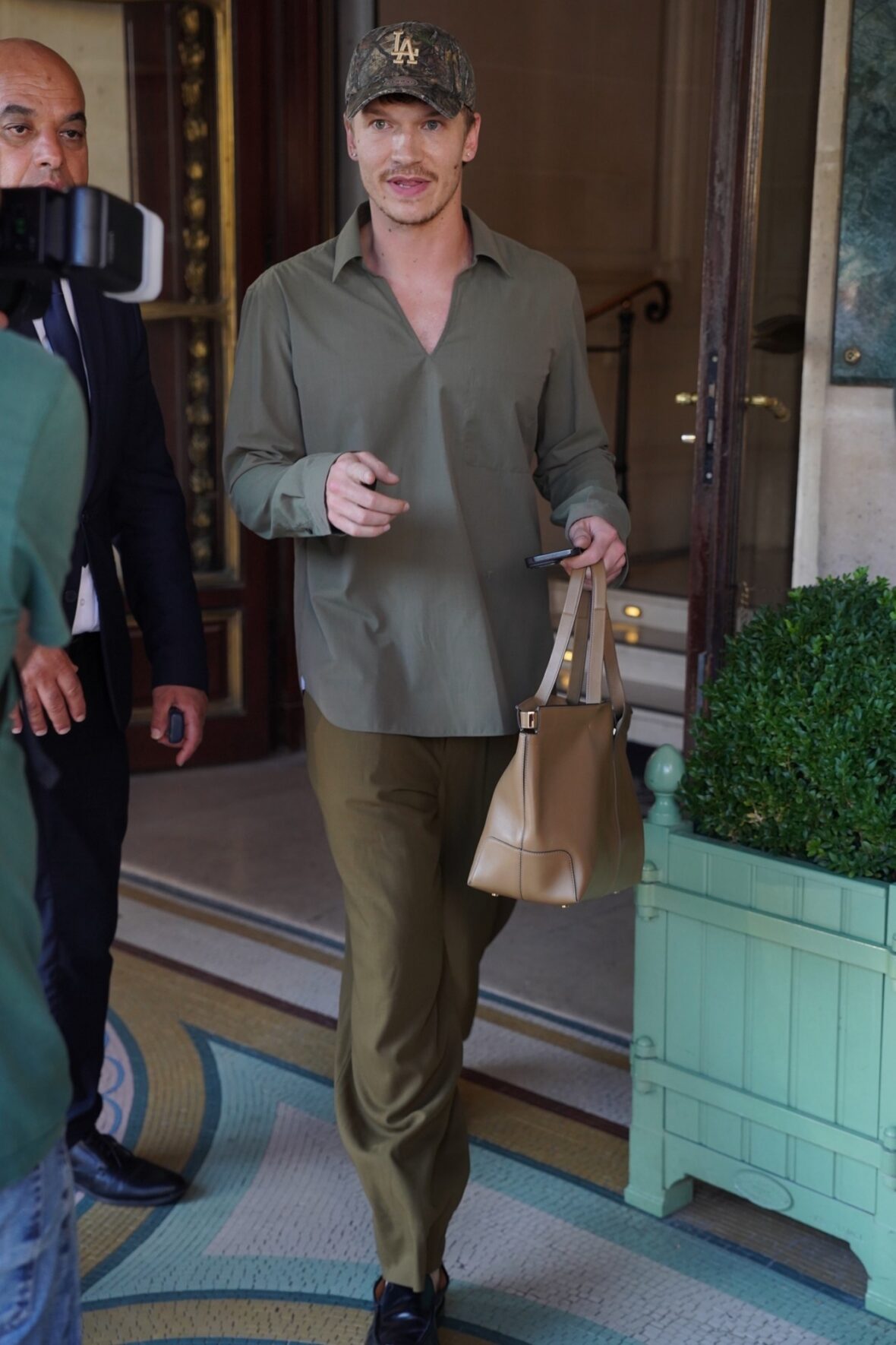 Connor Storrie saindo de seu hotel em Paris