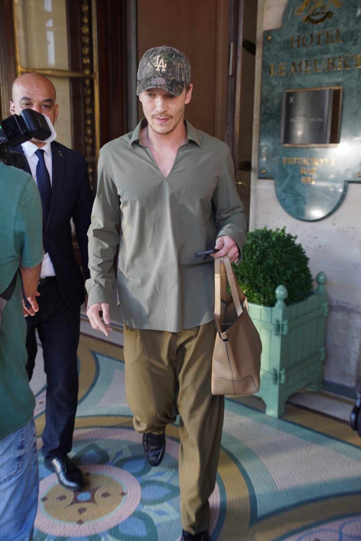 Connor Storrie saindo de seu hotel em Paris