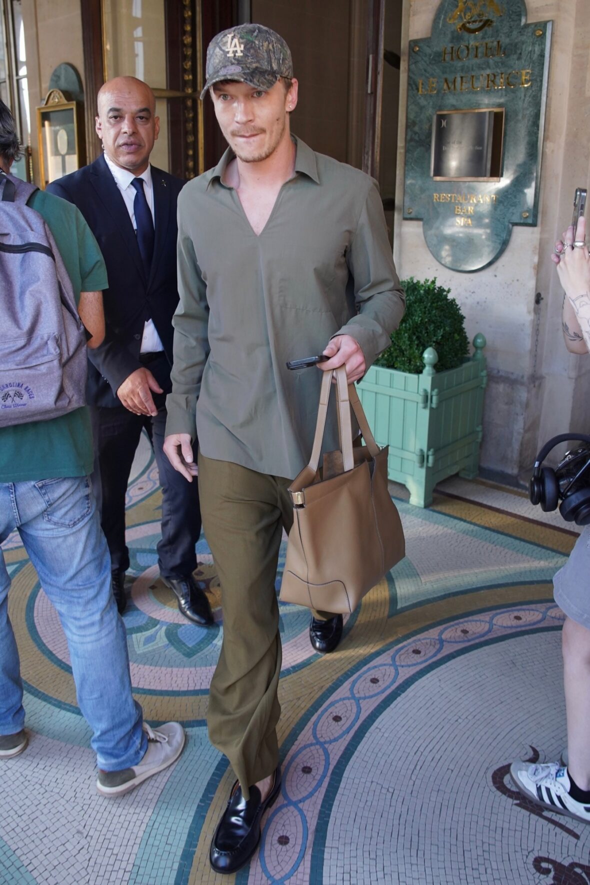 Connor Storrie saindo de seu hotel em Paris