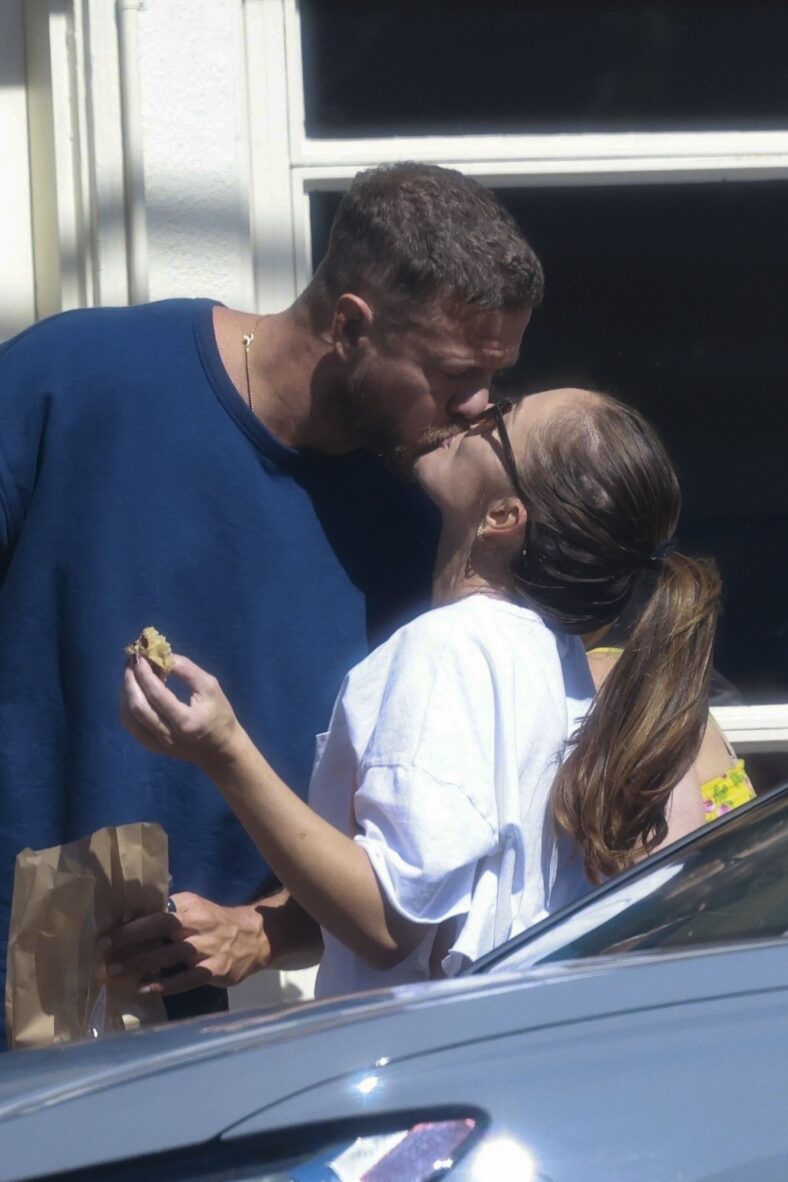 Minka Kelly e Dan Reynolds se beijam