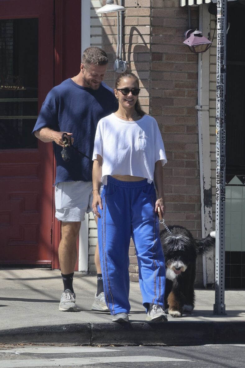 Dan Reynolds e Minka Kelly passeando com seu cachorro