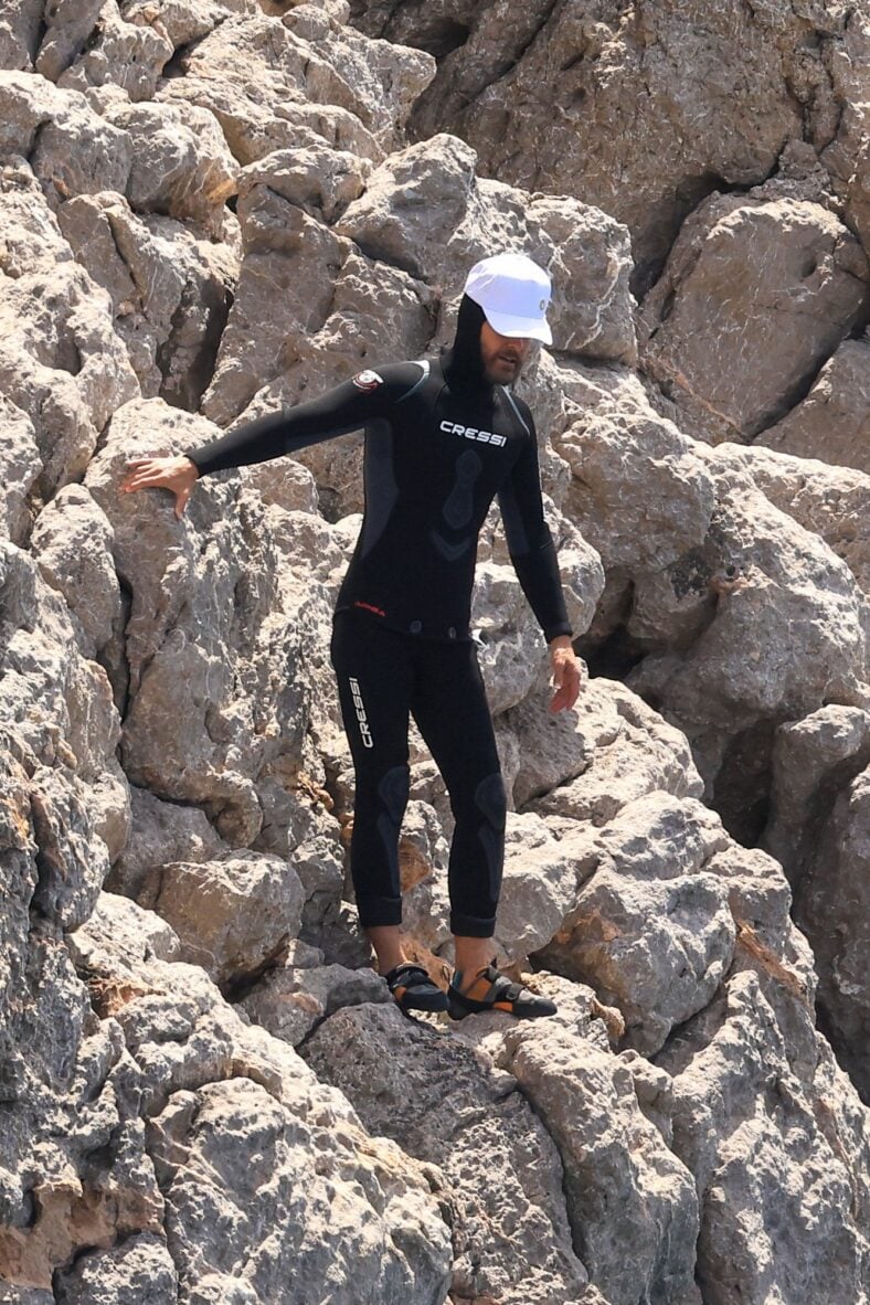 Jared Leto mergulhando em penhascos em Ibiza
