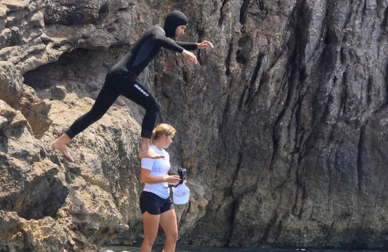 Jared Leto mergulhando em penhascos em Ibiza