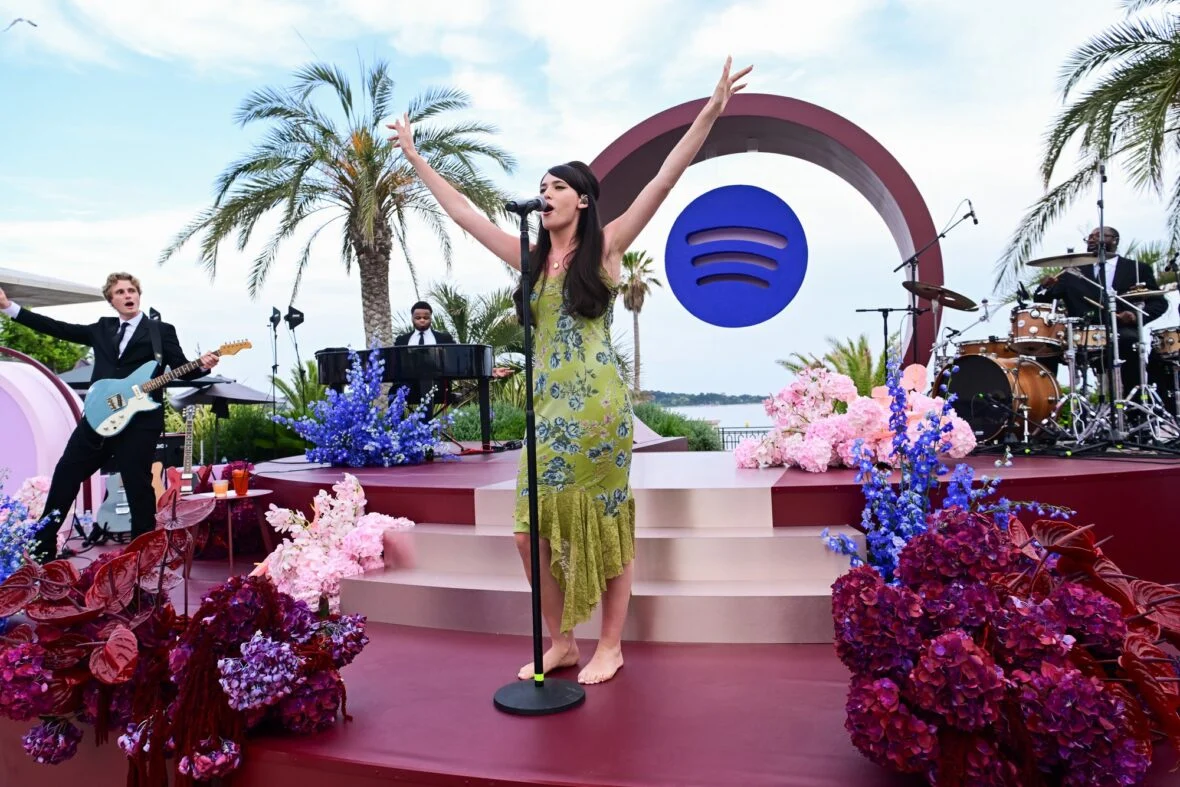 Sienna Spiro se apresenta no Festival de Cinema de Cannes