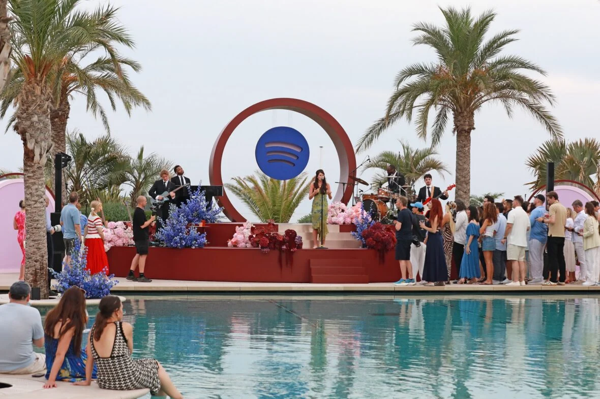 Sienna Spiro se apresenta no Festival de Cinema de Cannes