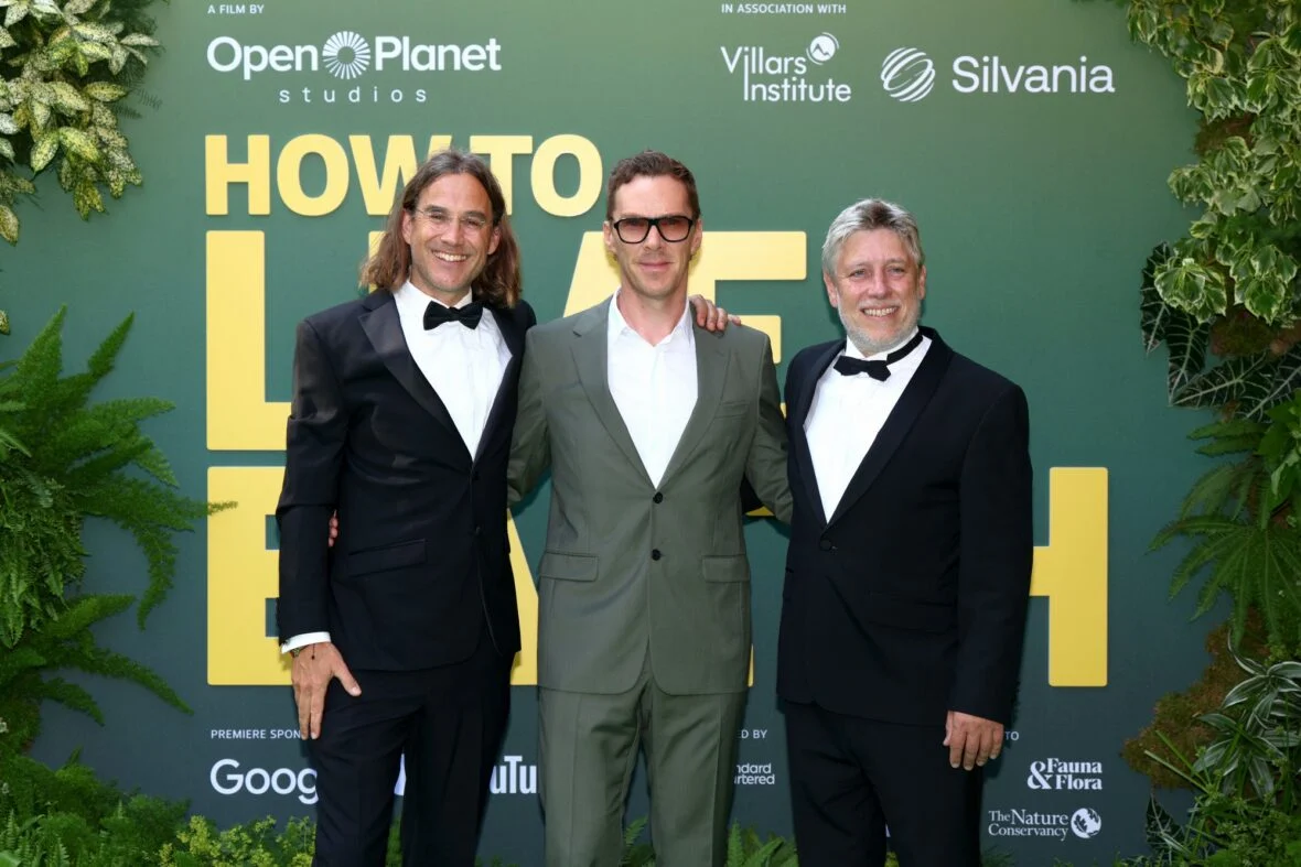 Fredi Devas, Benedict Cumberbatch e Jonnie Hughes posam para fotos no tapete vermelho de estreia mundial de