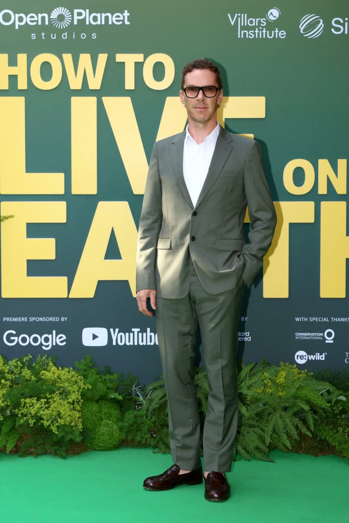 Benedict Cumberbatch posa para fotos no tapete vermelho de estreia mundial de