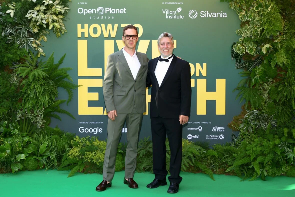 Benedict Cumberbatch e Jonnie Hughs posam para fotos no tapete vermelho de estreia mundial de