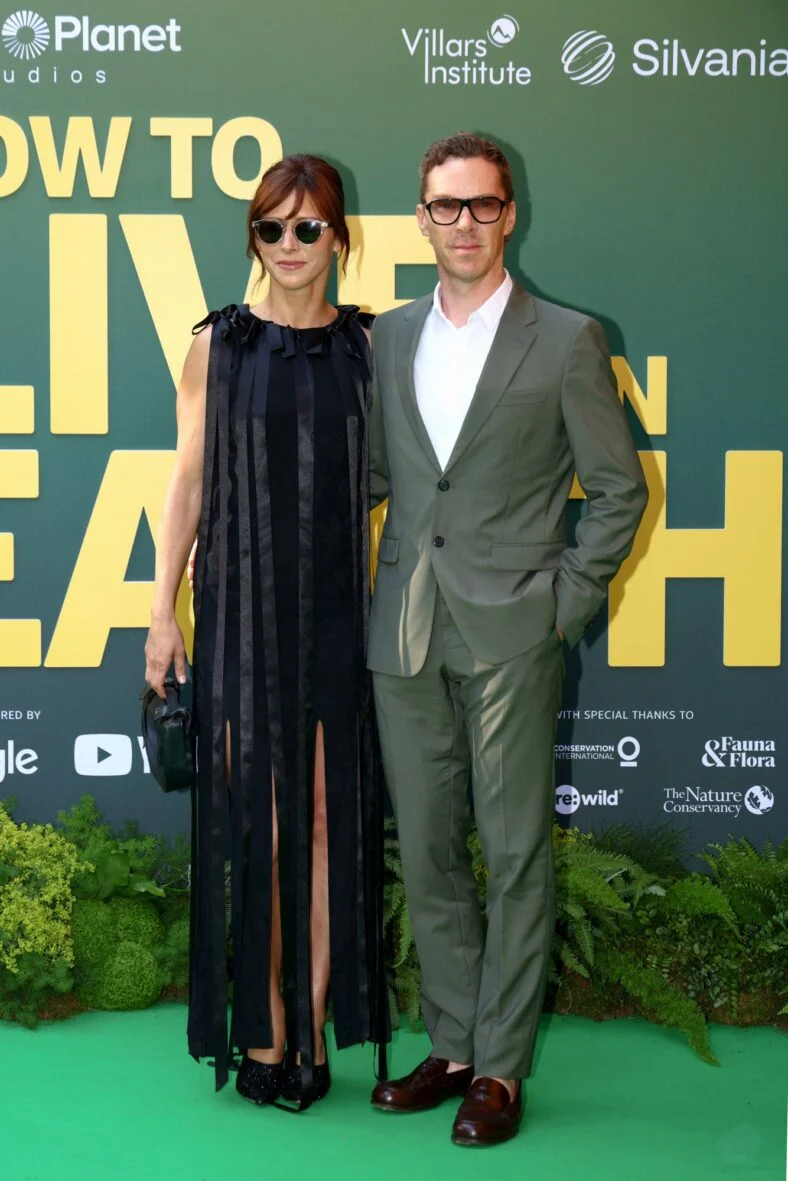 Benedict Cumberbatch e Sophie Hunter posam para fotos no tapete vermelho de estreia mundial de