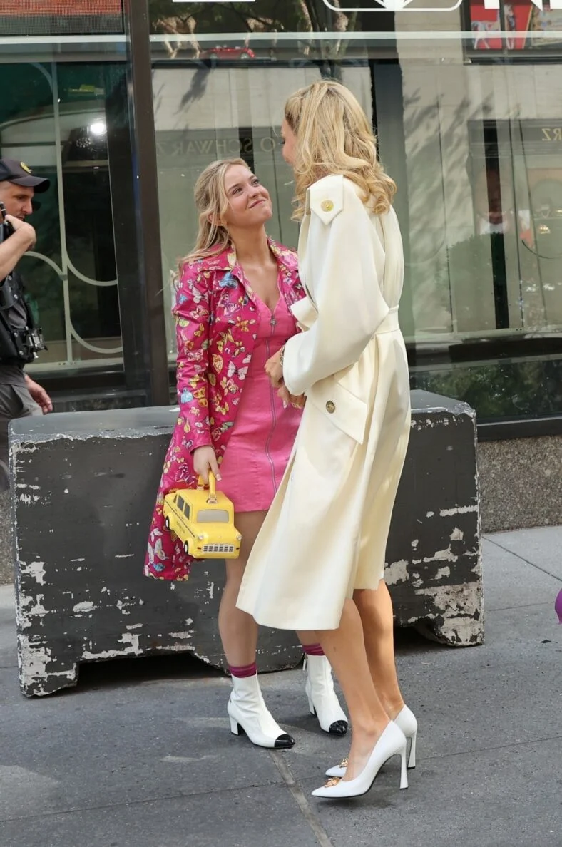 Lexi Minetree e June Diane Raphael filmando 