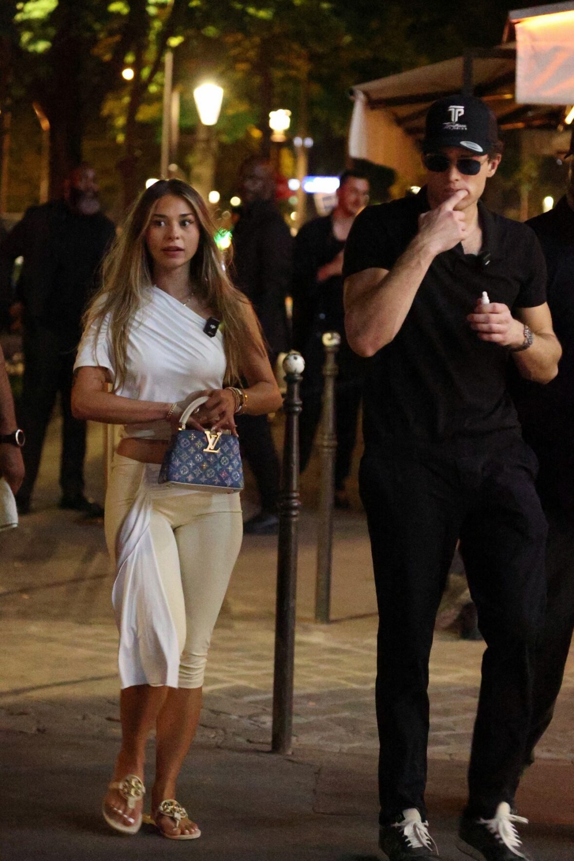 Clavicular e Sophie Rain caminham juntas por Paris em 22 de junho