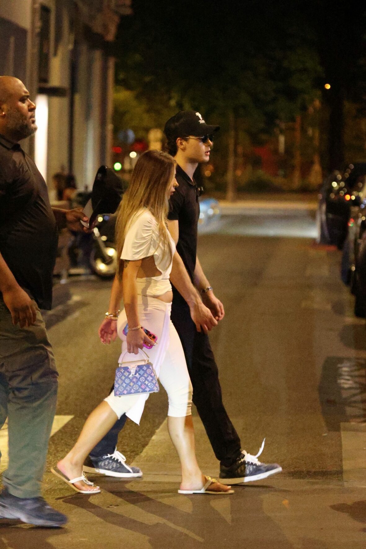 Clavicular e Sophie Rain caminham juntas por Paris em 22 de junho