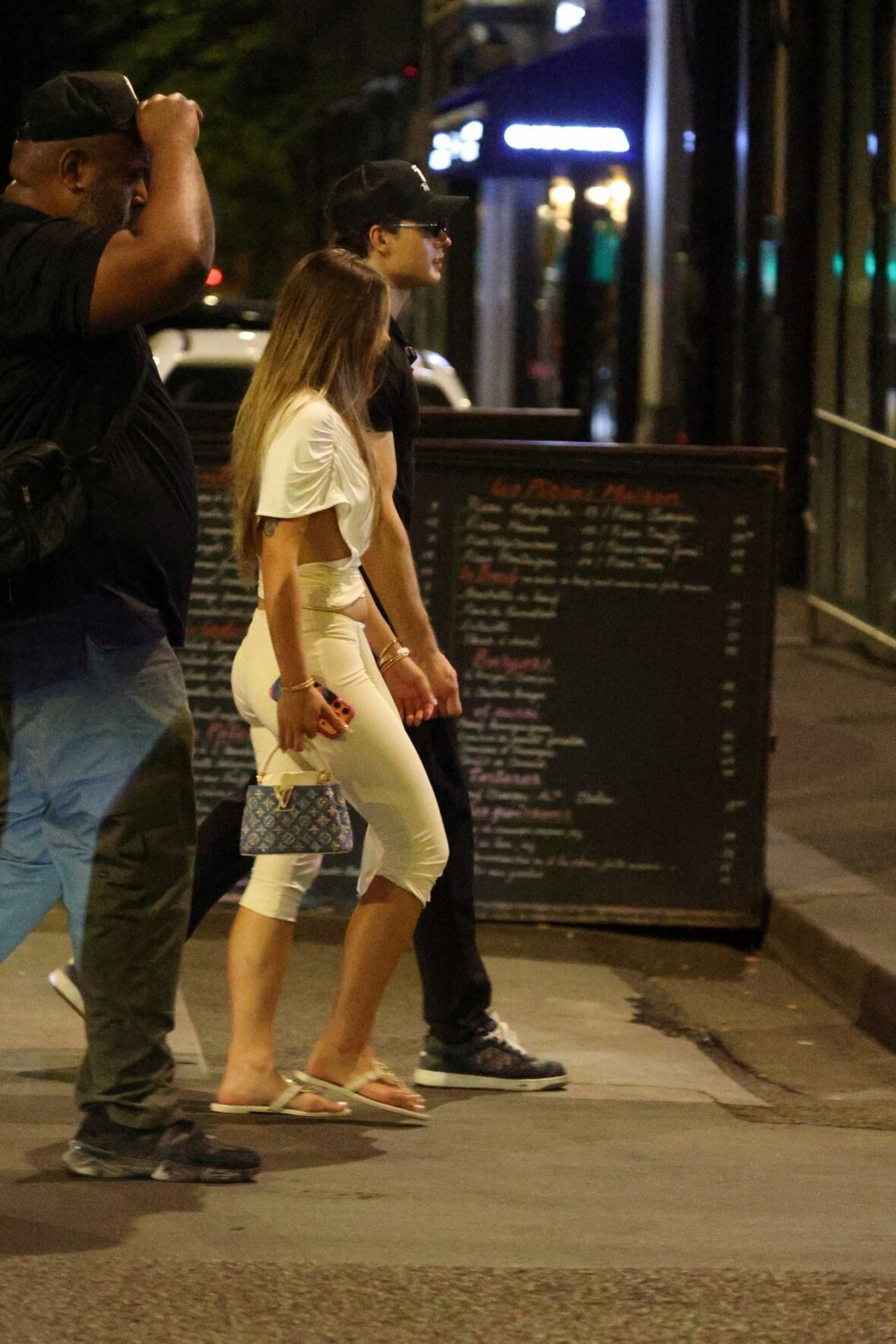 Clavicular e Sophie Rain caminham juntas por Paris em 22 de junho