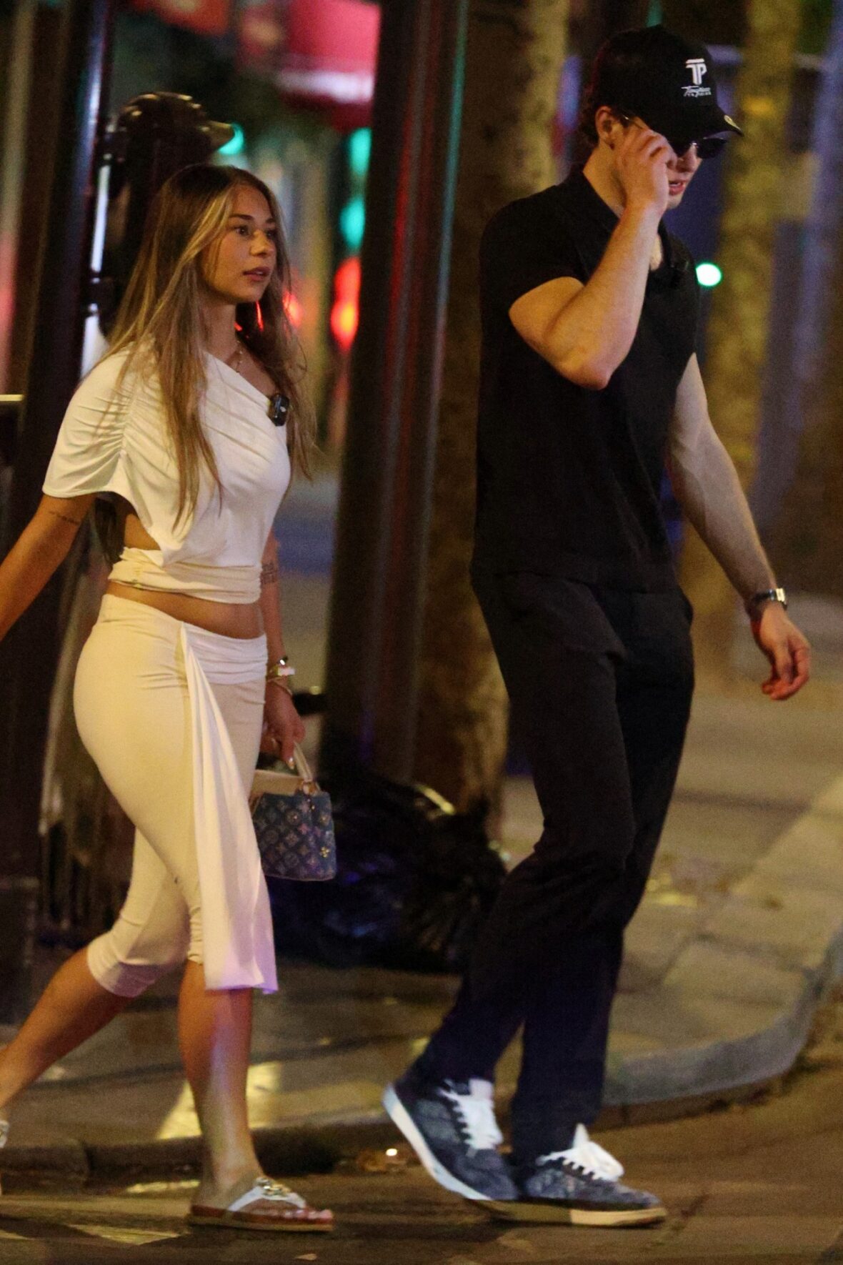 Clavicular e Sophie Rain caminham juntas por Paris em 22 de junho